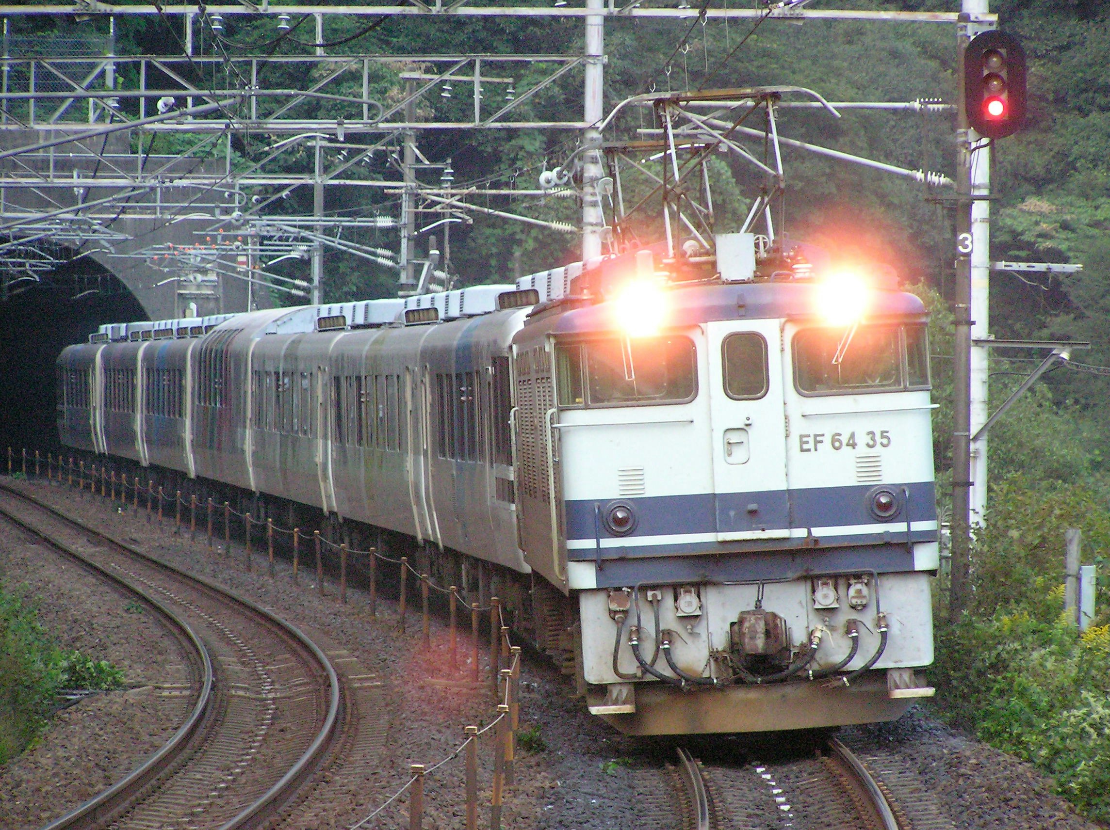 カーブを走る電気機関車と貨物列車の前面