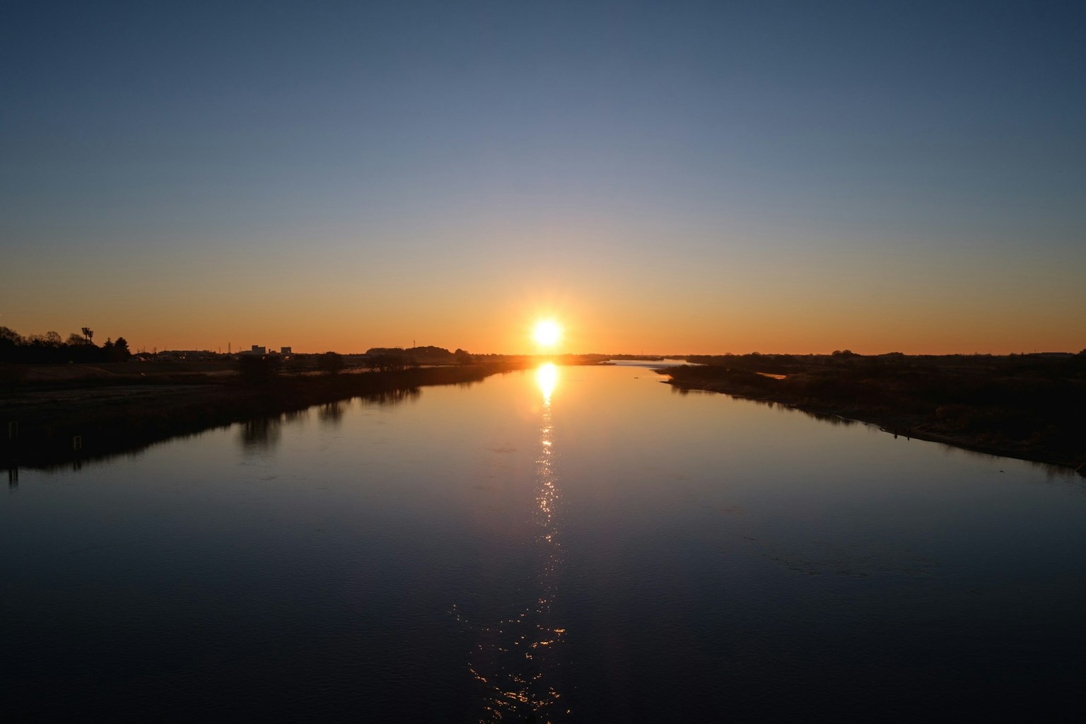 Paisaje tranquilo con el sol poniéndose sobre un río