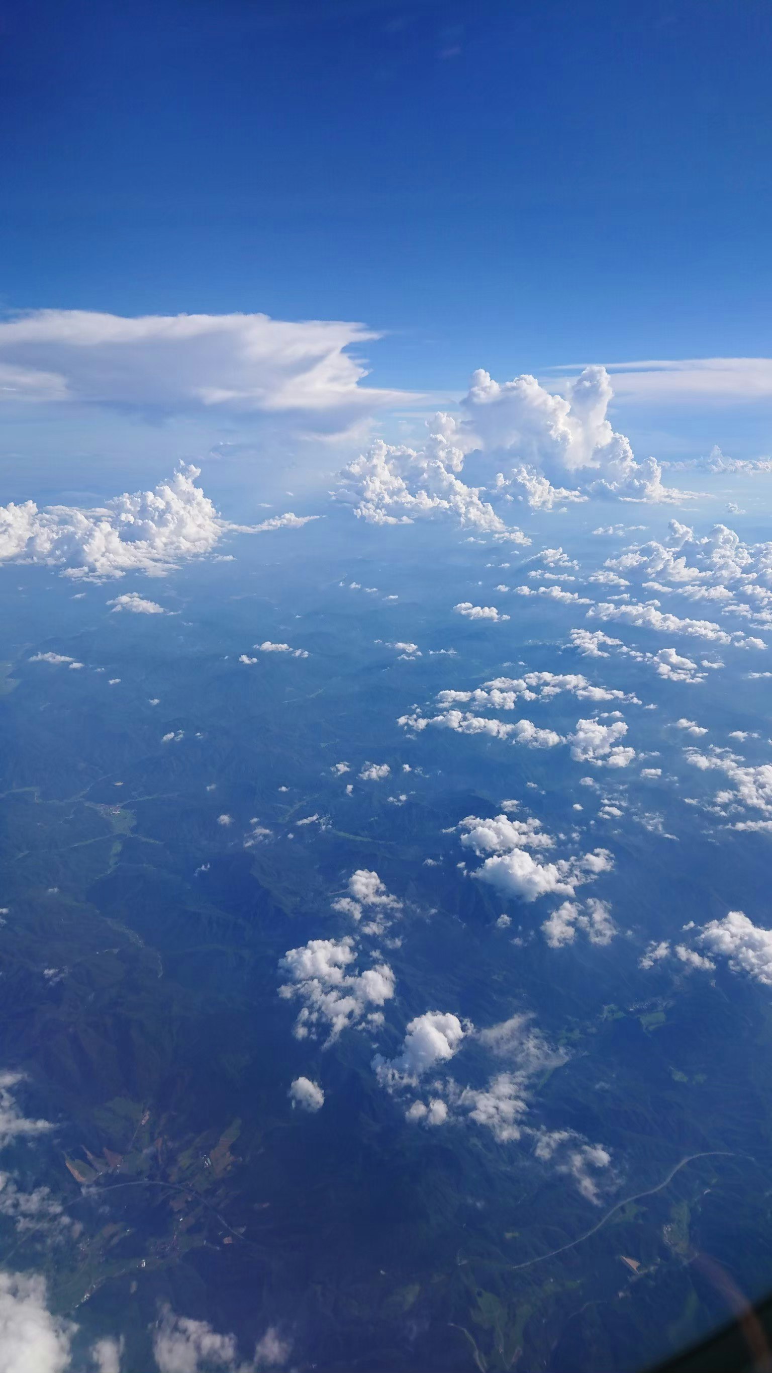 Pemandangan udara langit biru dengan awan putih berbulu