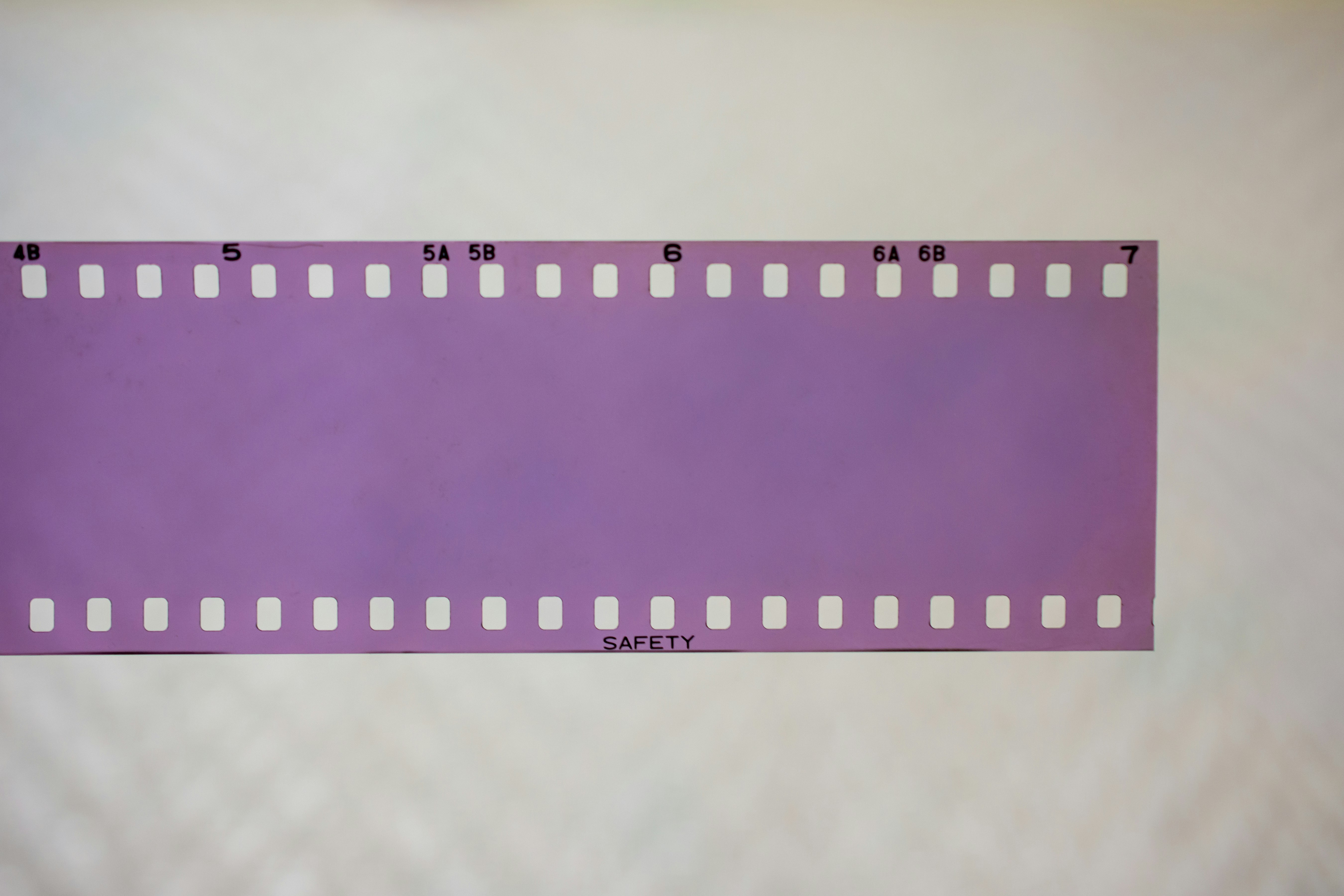 紫色のフィルムストリップに穴が開いている