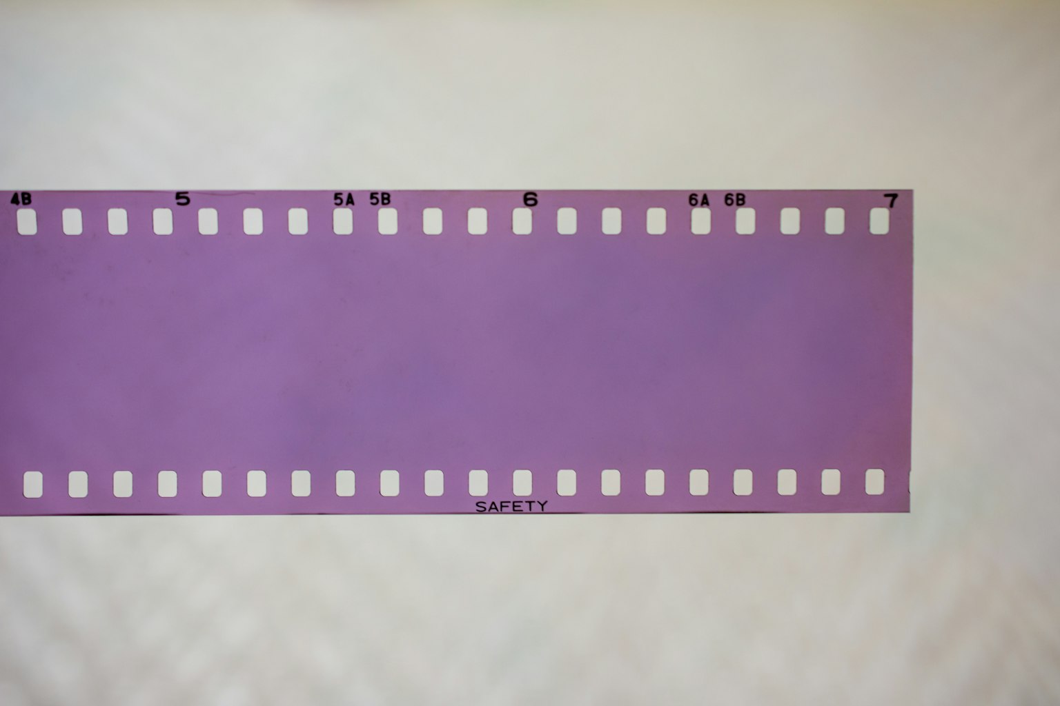 Striscia di film viola con perforazioni