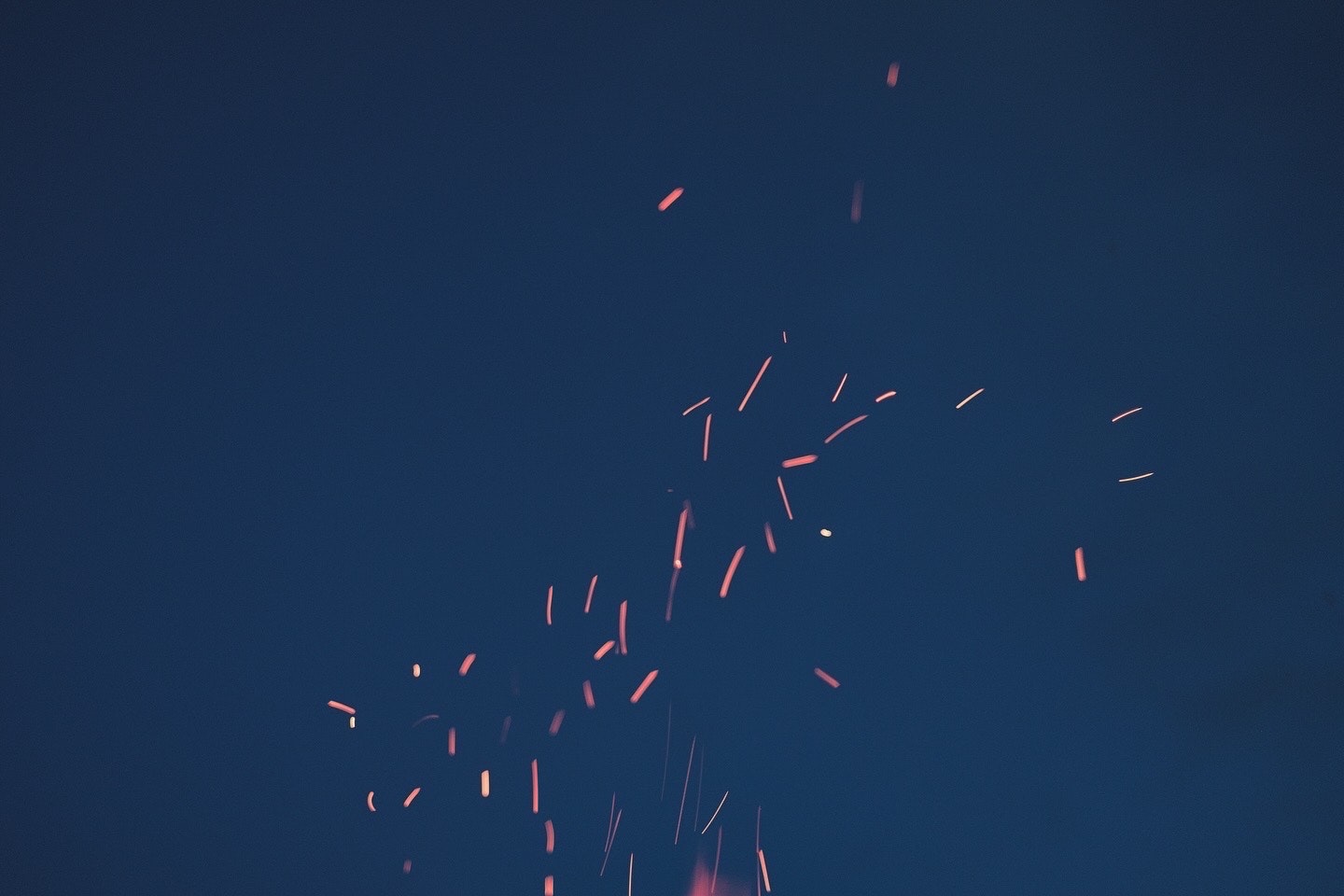 particules lumineuses dérivant dans un ciel bleu