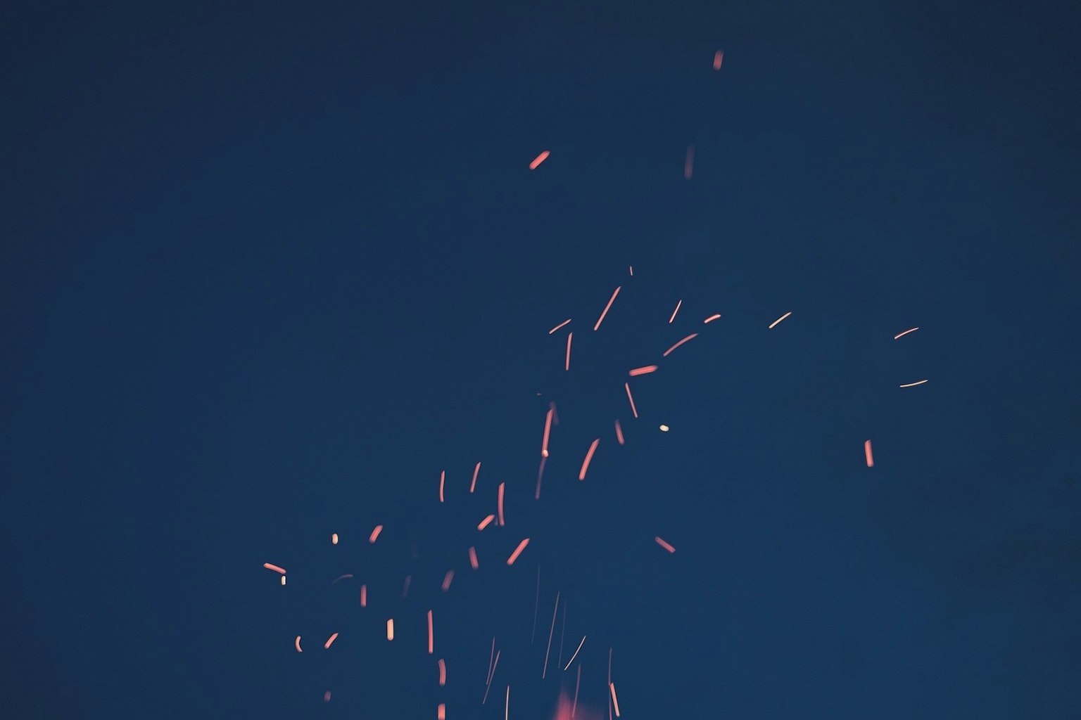 Particules d'étincelles flottant sur un fond sombre