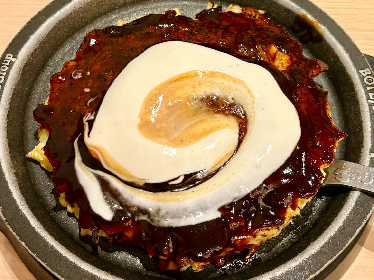 肉桂卷甜点，上面有巧克力酱和奶油