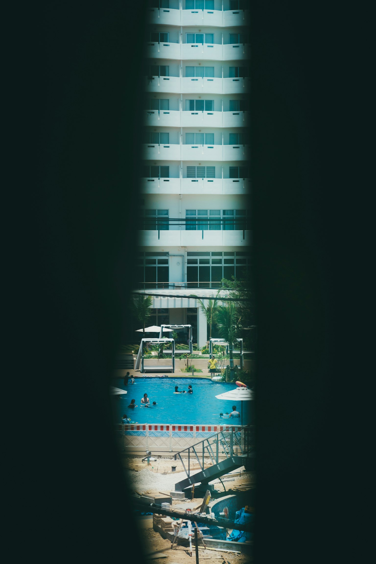 透過建築窗戶看到的游泳池