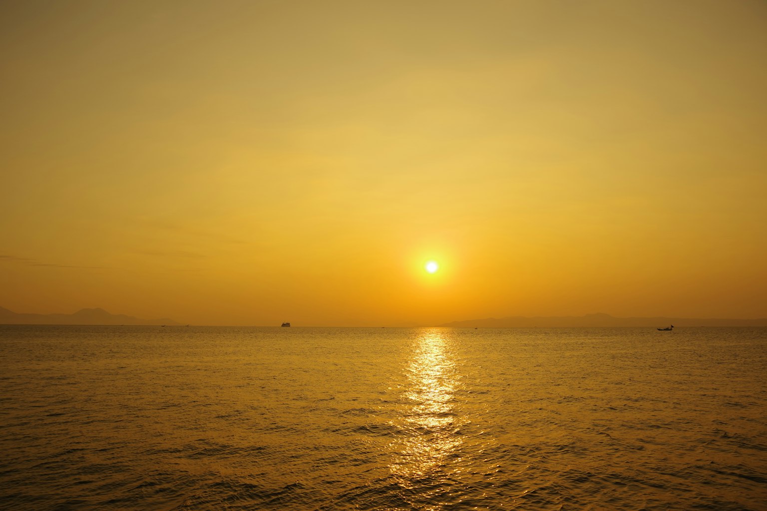 Schöne Landschaft des Sonnenuntergangs über dem Ozean
