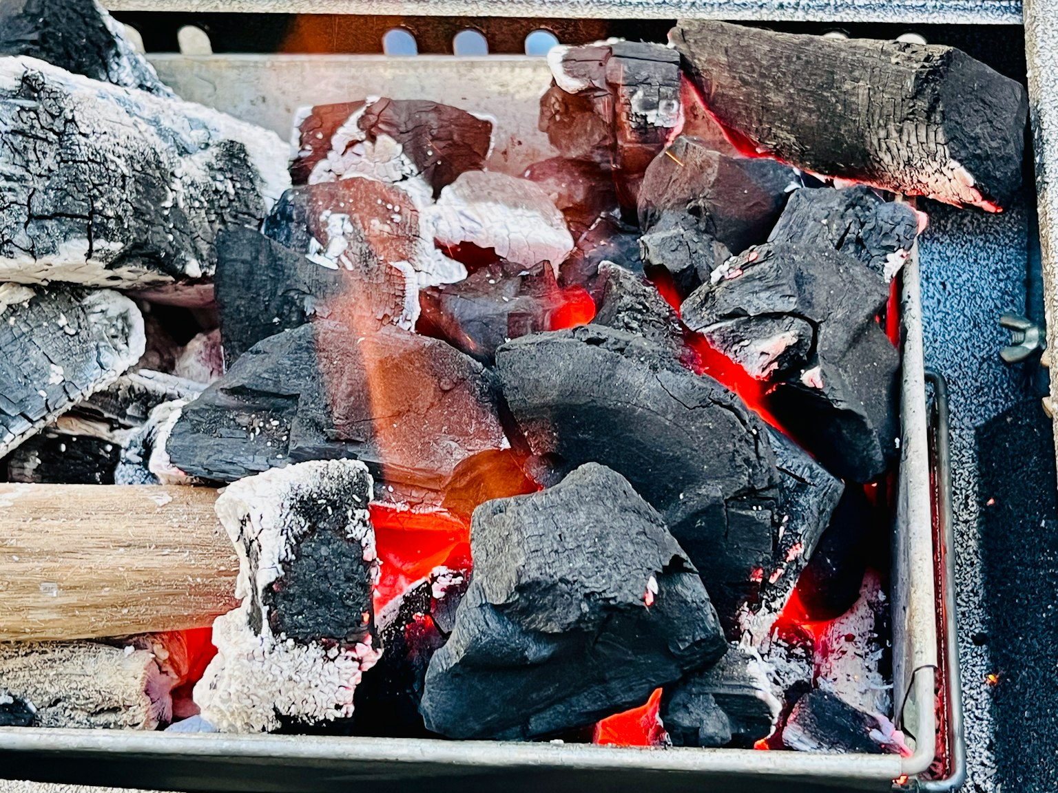 Than đang phát sáng trong lò nướng