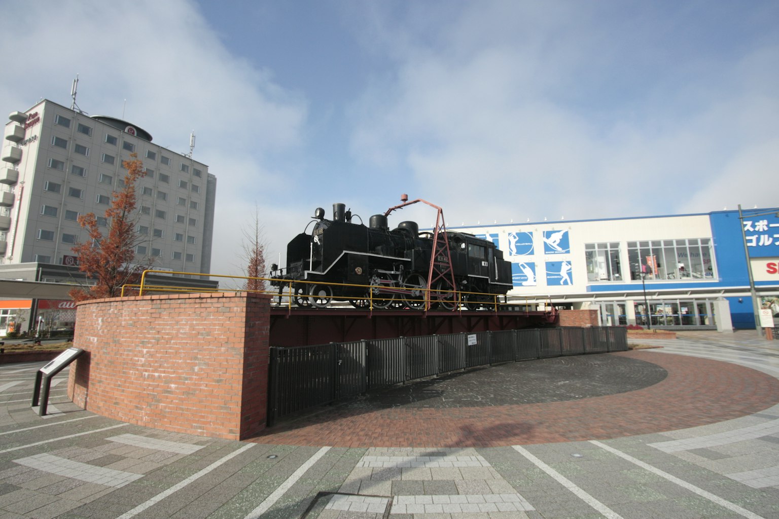 黑色蒸汽機車展示在公共廣場