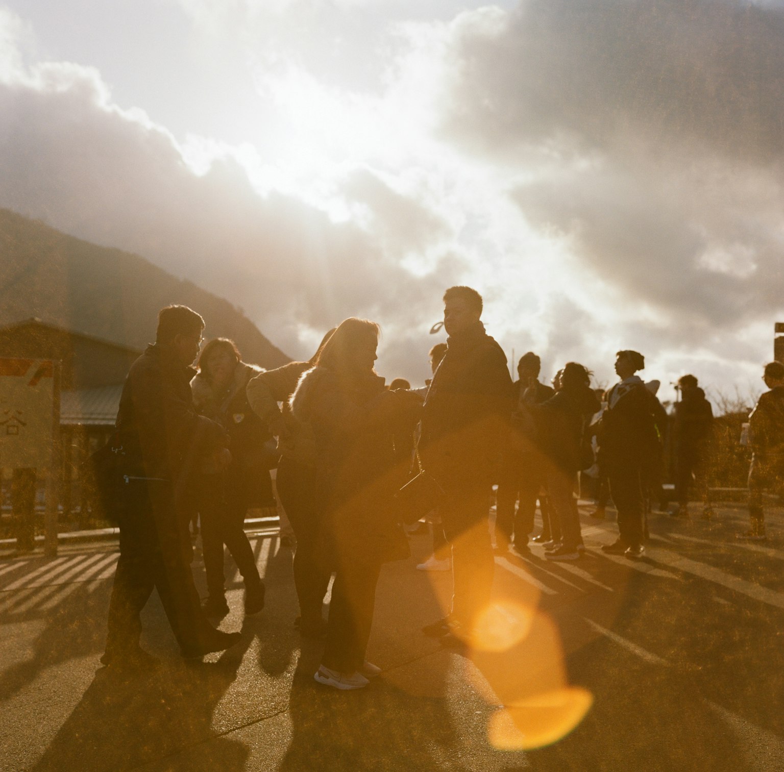 Silhouette di persone contro un tramonto