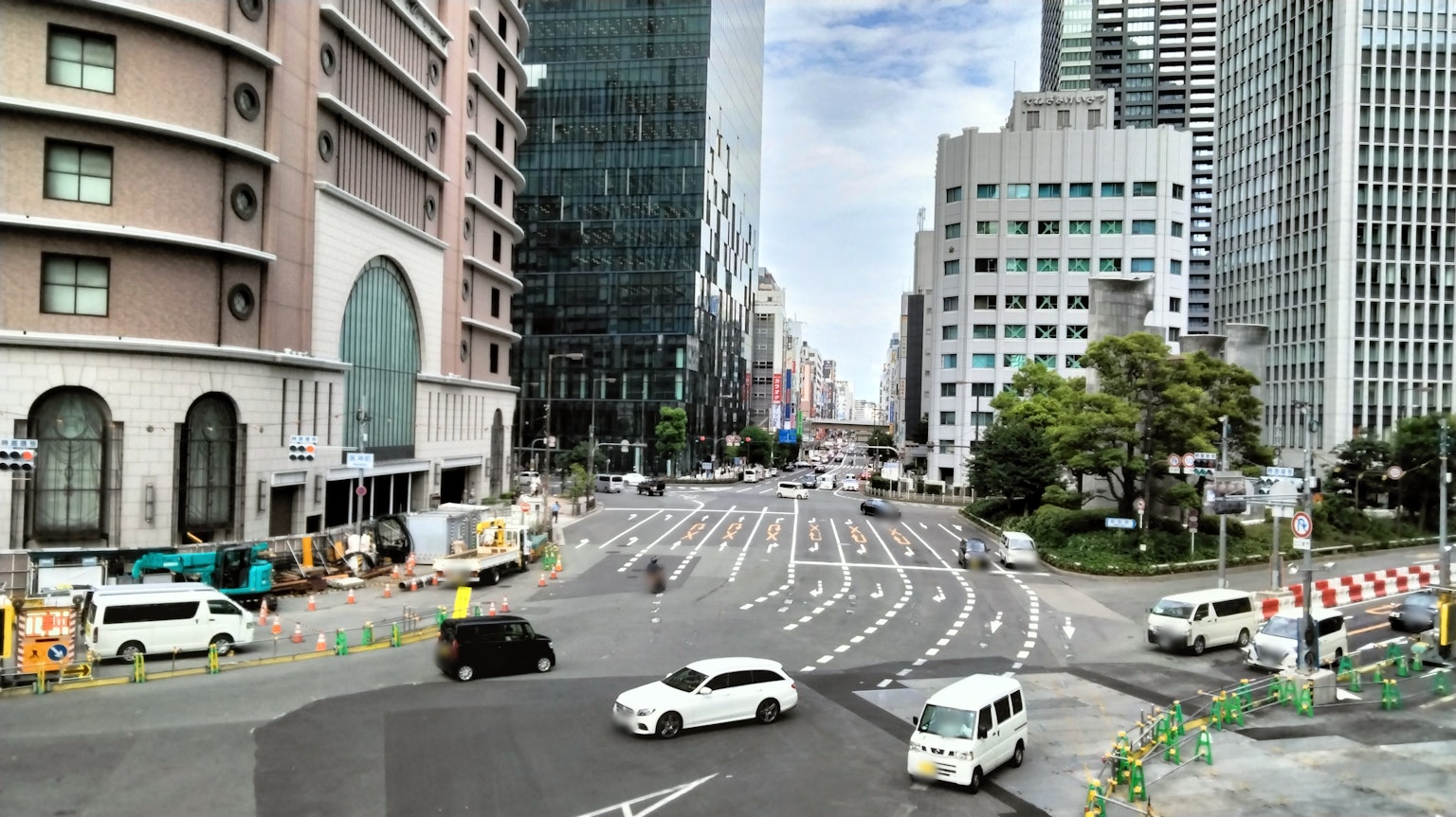 Kreuzung im Geschäftsviertel von Tokio mit Wolkenkratzern
