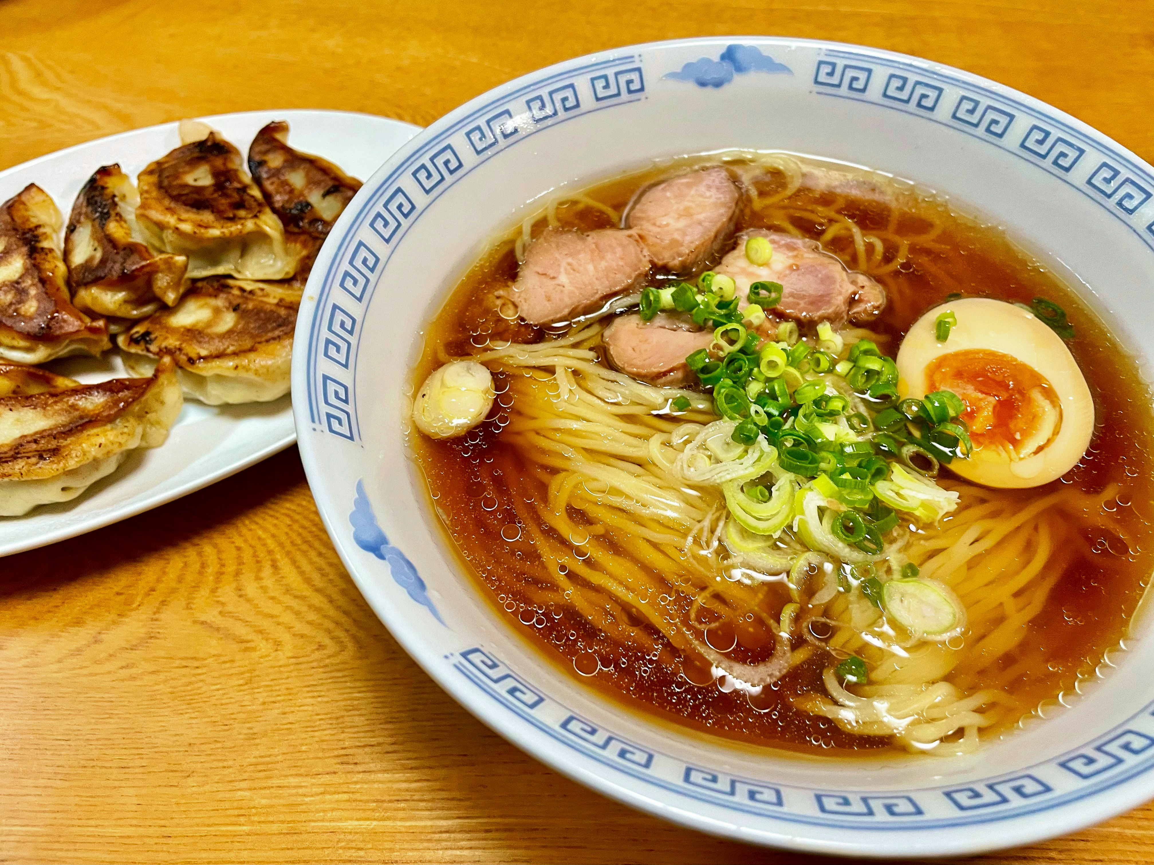 桌上拉面配饺子