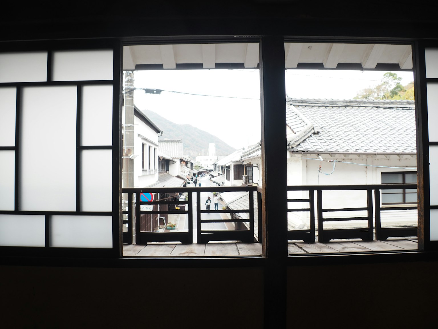 通过传统窗户看到的日本街景和山脉
