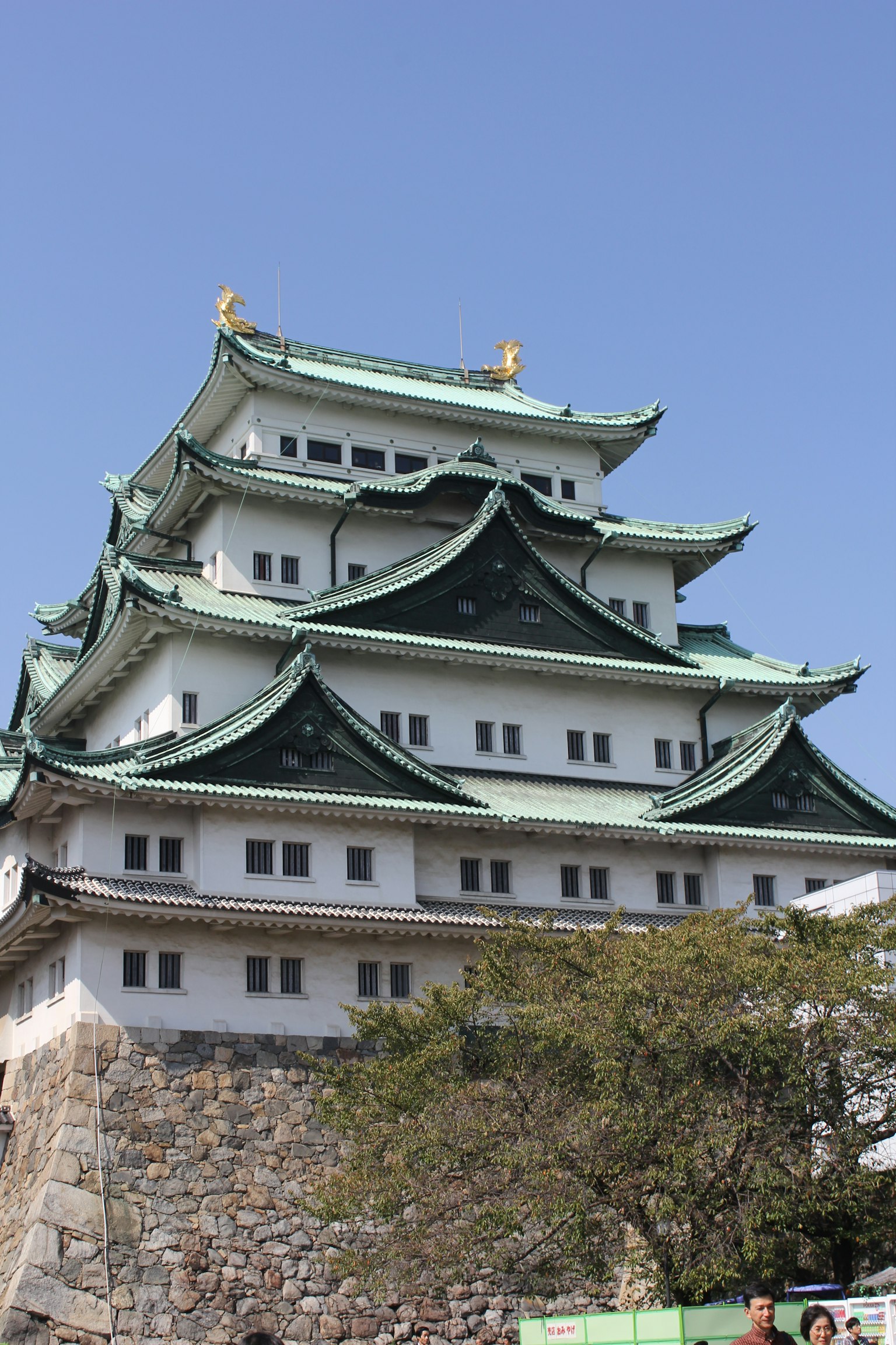 Schöne Fassade von Nagoya Castle mit grünen Dächern und weißen Wänden