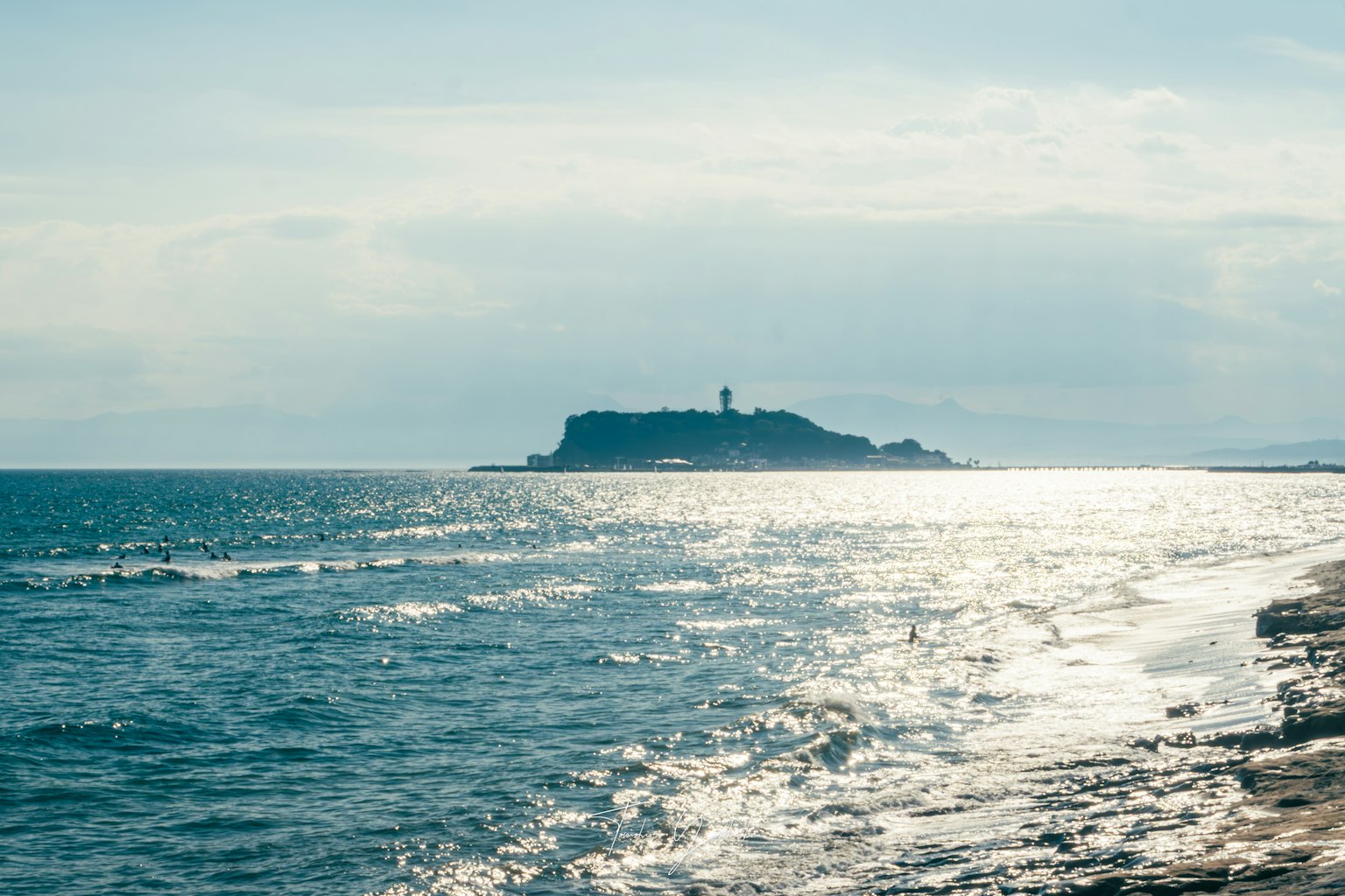 海岸风景，岛上有灯塔，明亮的天空