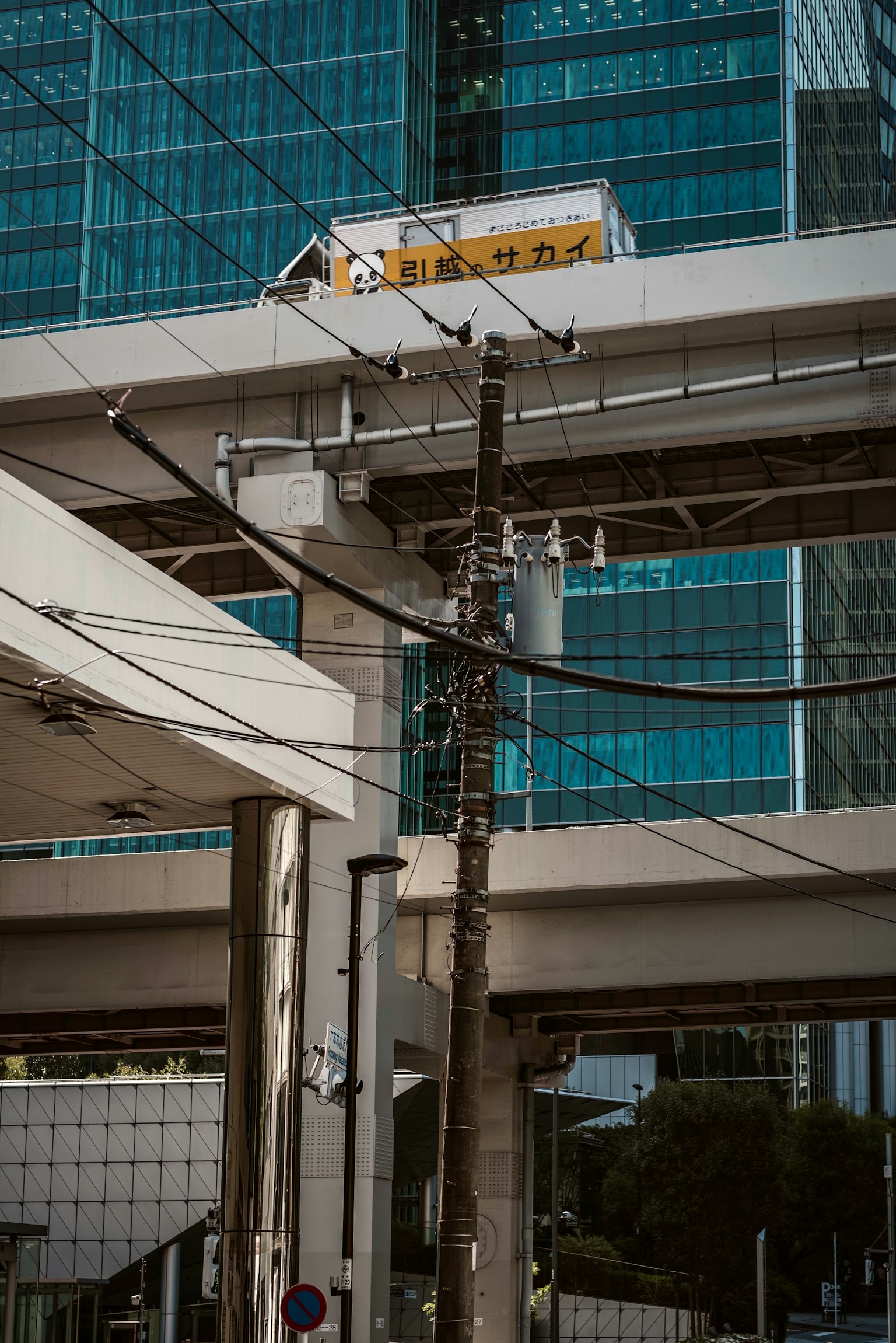 Imagen que muestra el contraste de un ferrocarril elevado urbano y edificios modernos