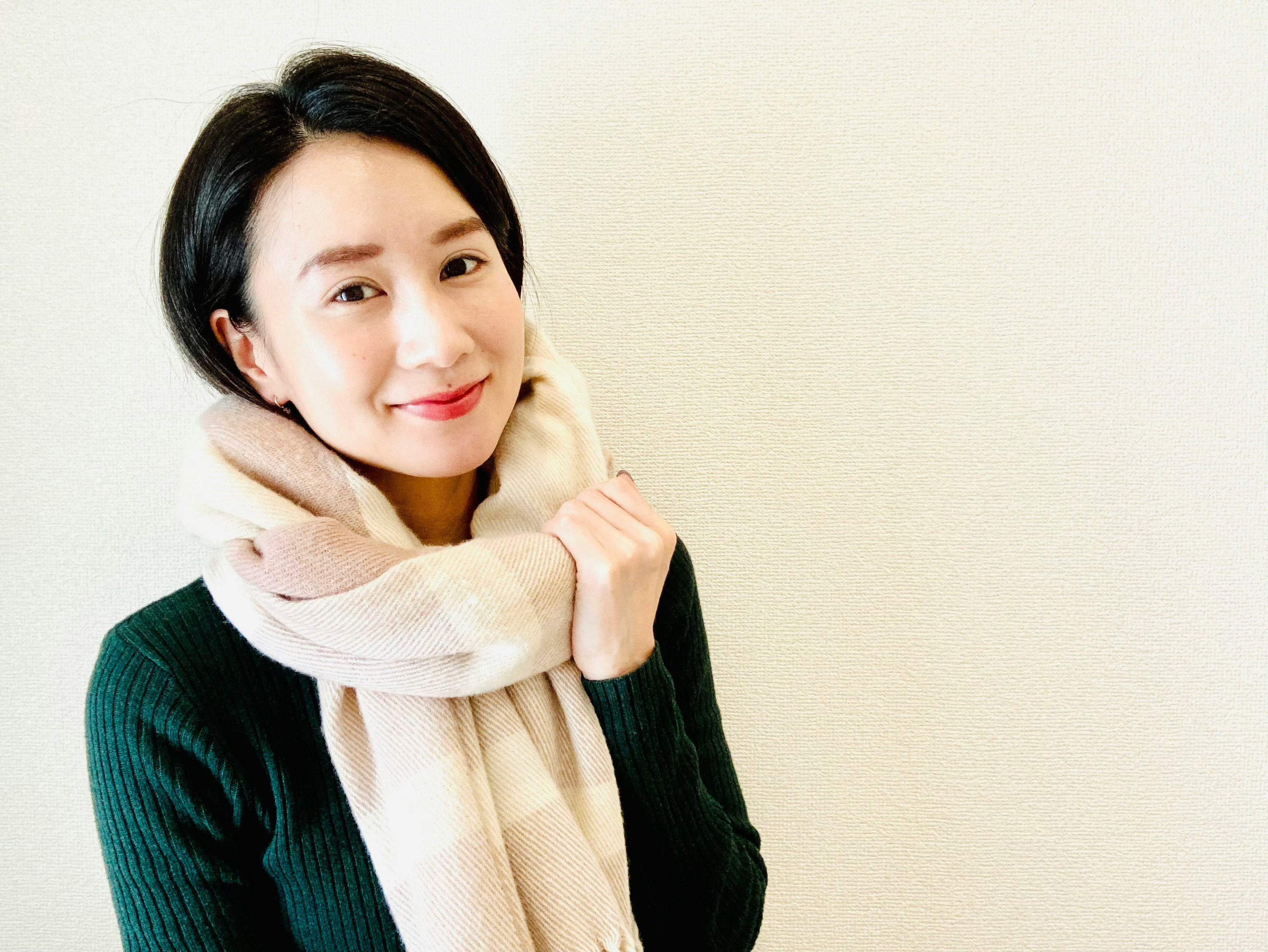 白背景で微笑む女性のポートレート