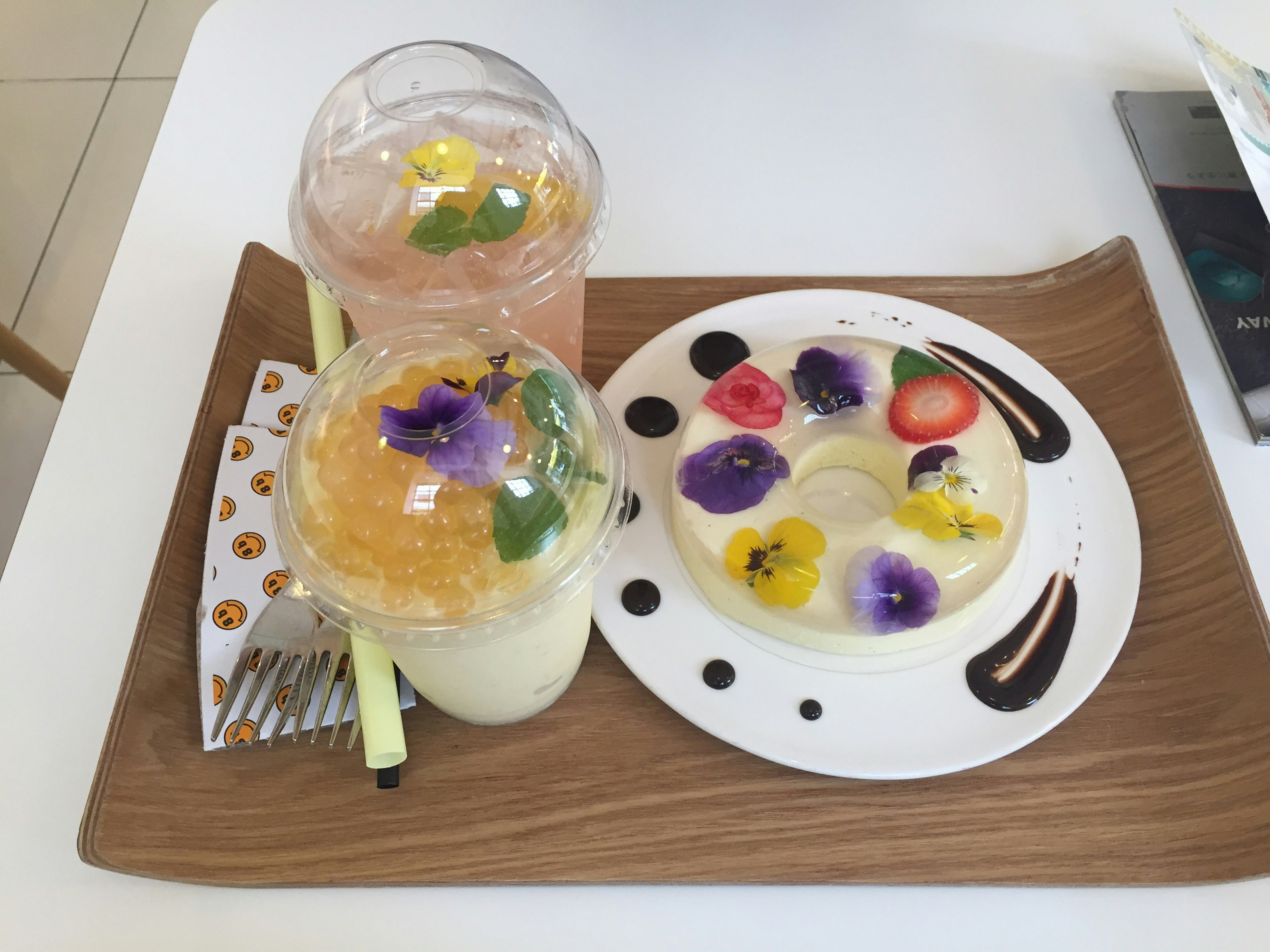 木托盤上的彩色果凍與飲品圖片