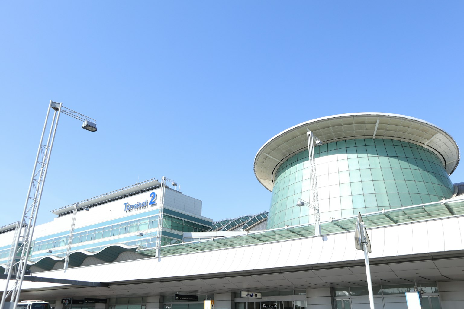 Extérieur moderne d'aéroport avec un grand bâtiment en verre et ciel bleu clair