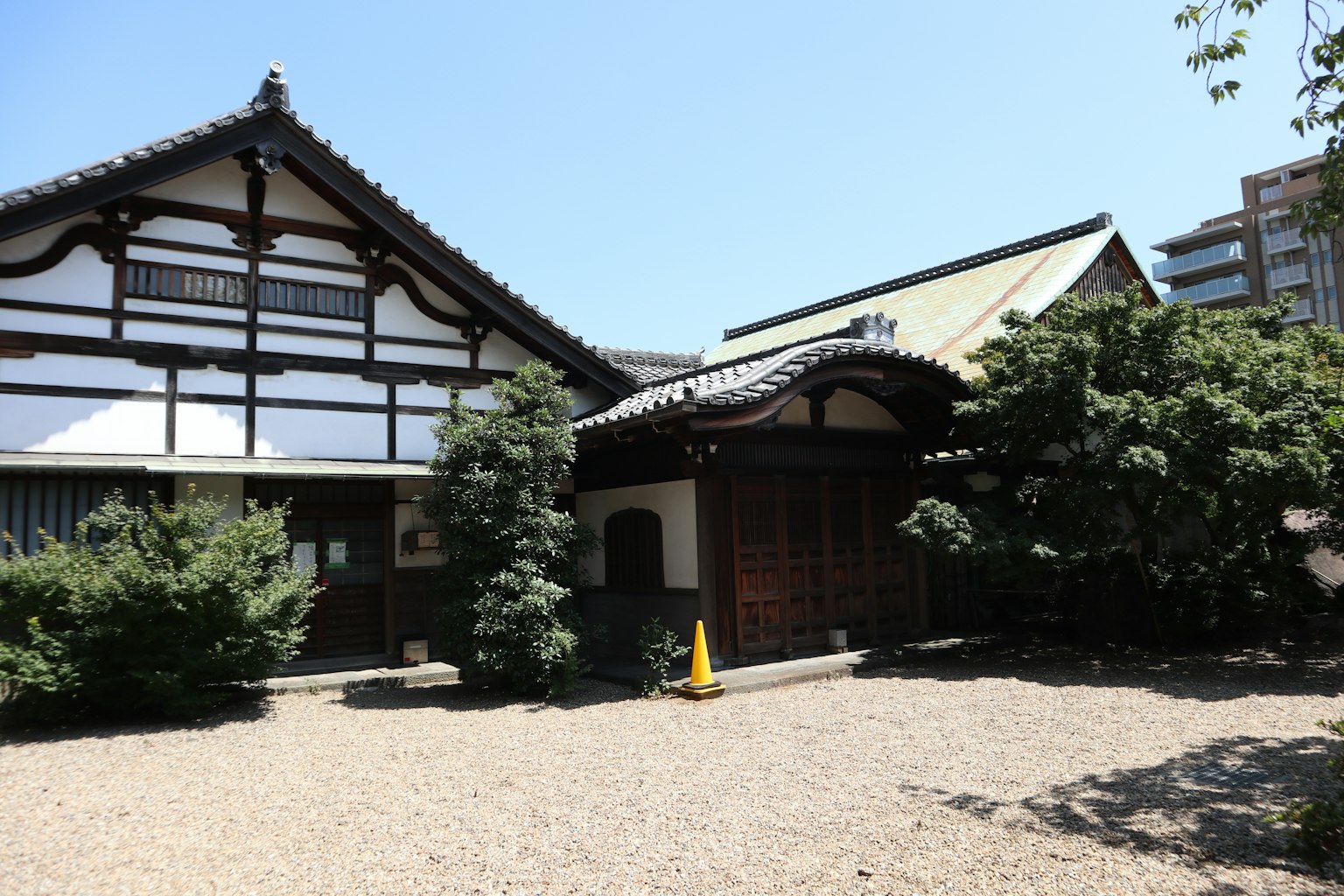 Rumah tradisional Jepang dengan taman