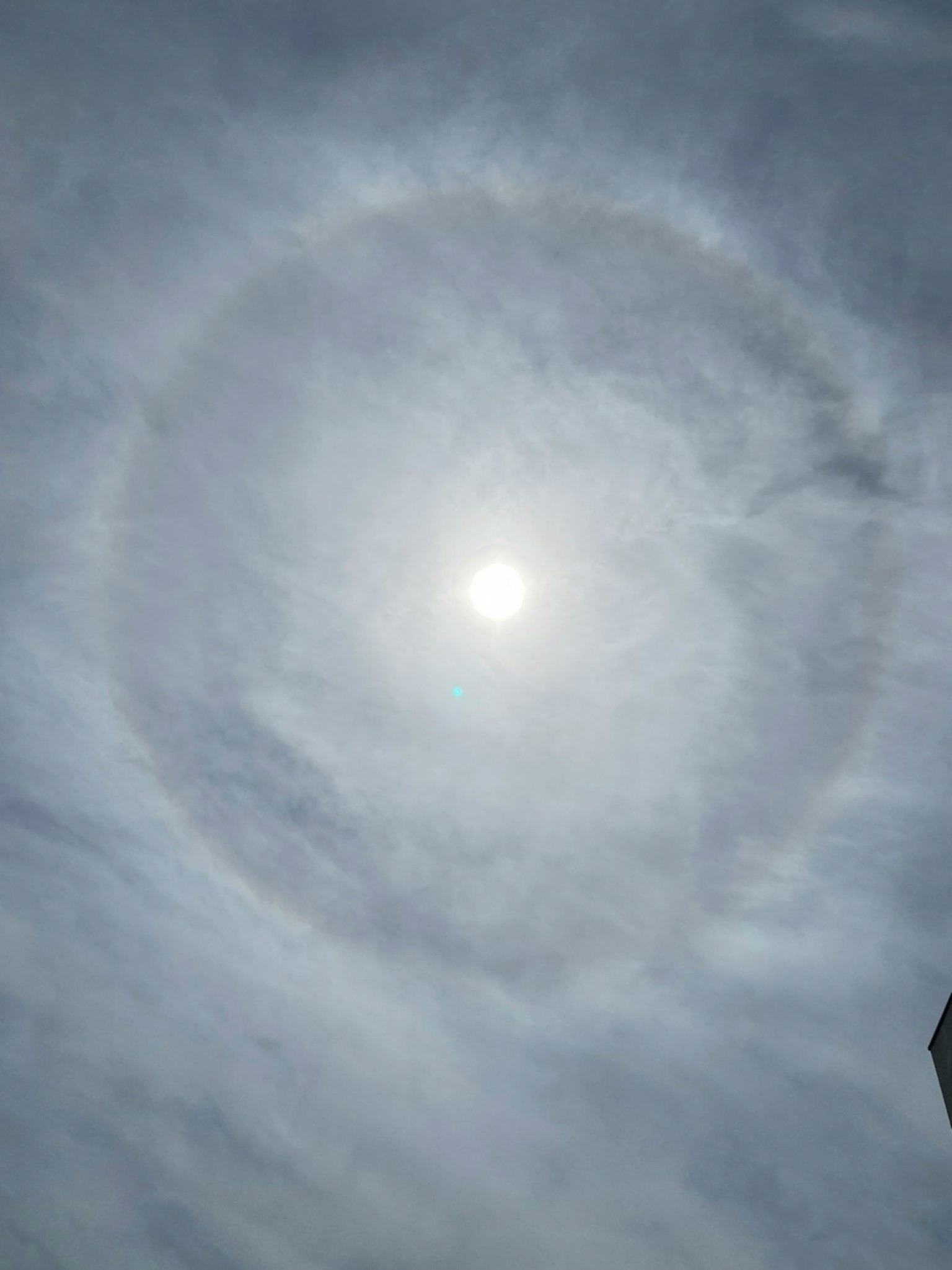 Foto de una nube halo alrededor del sol