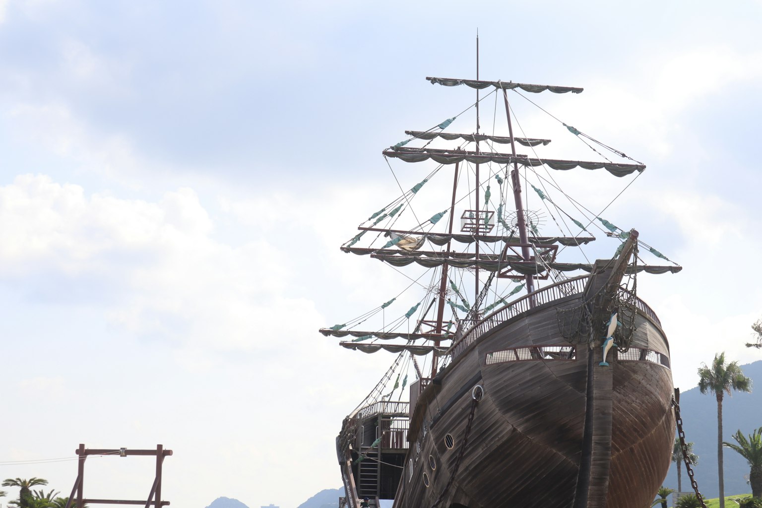 Una nave a vela vintage ormeggiata sotto un cielo nuvoloso