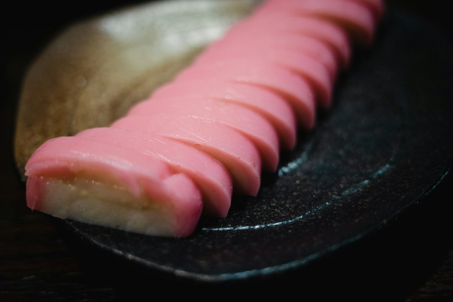 Un tipo di dolce giapponese con sottili fette rosa