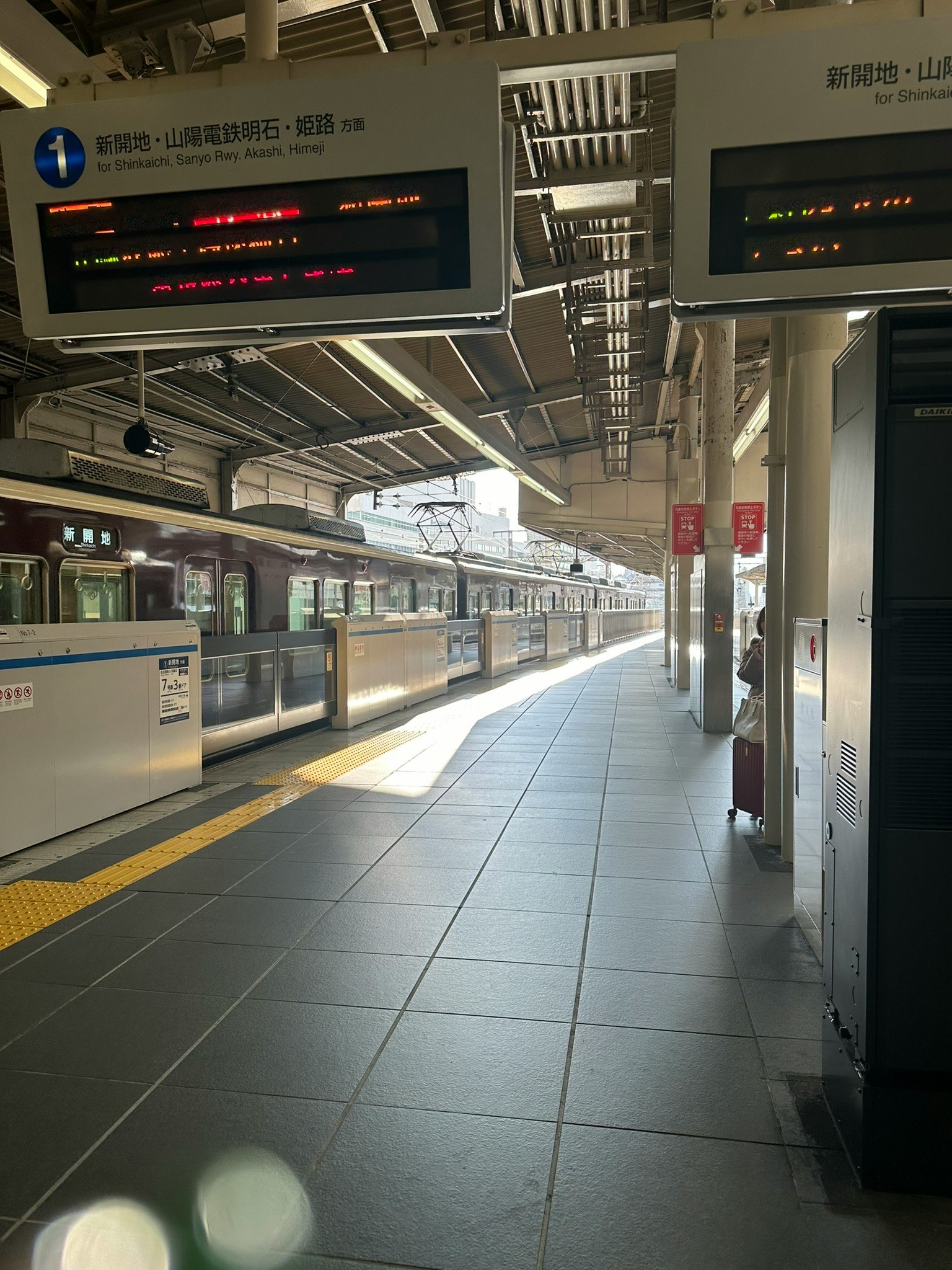 ชานชาลารถไฟพร้อมป้ายแสดงผลอิเล็กทรอนิกส์