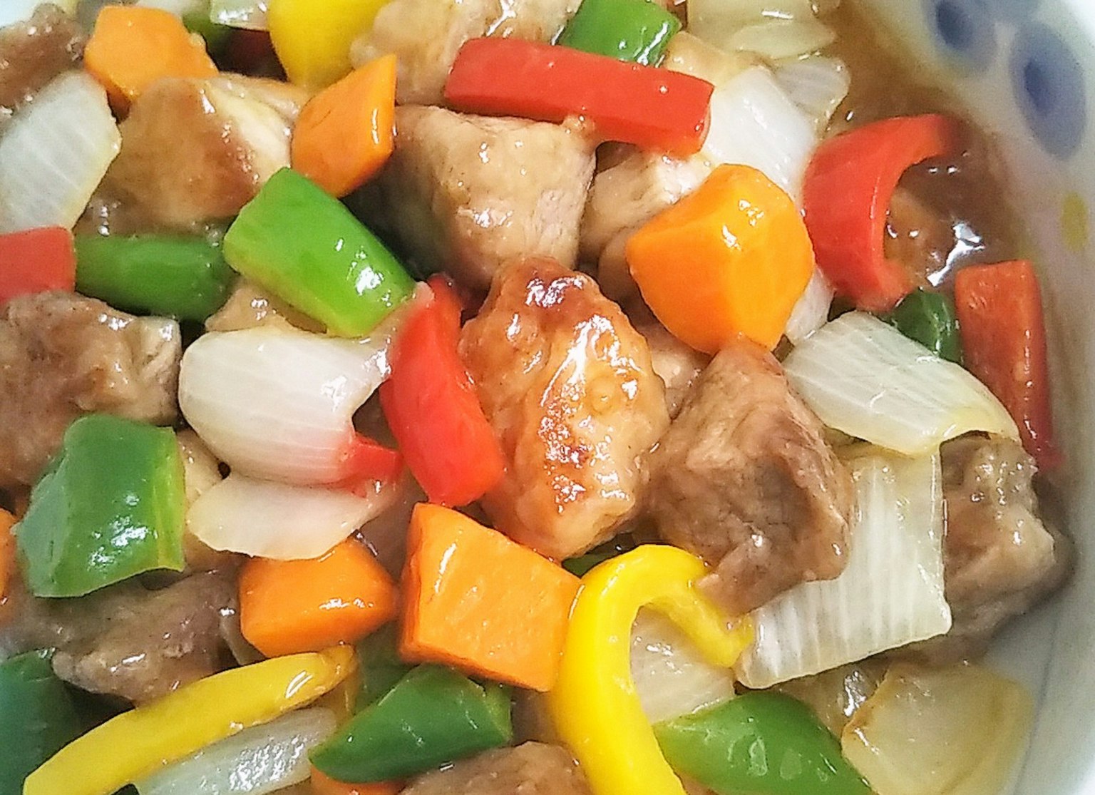 色彩丰富的炒菜，包含蔬菜和肉类