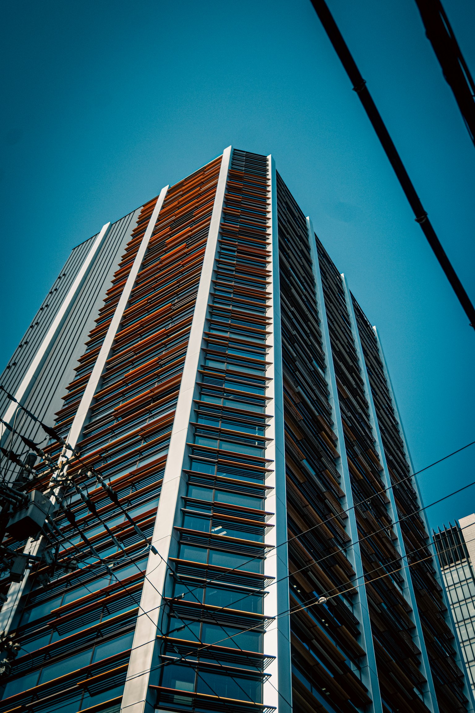 Primo piano di un grattacielo contro un cielo blu chiaro