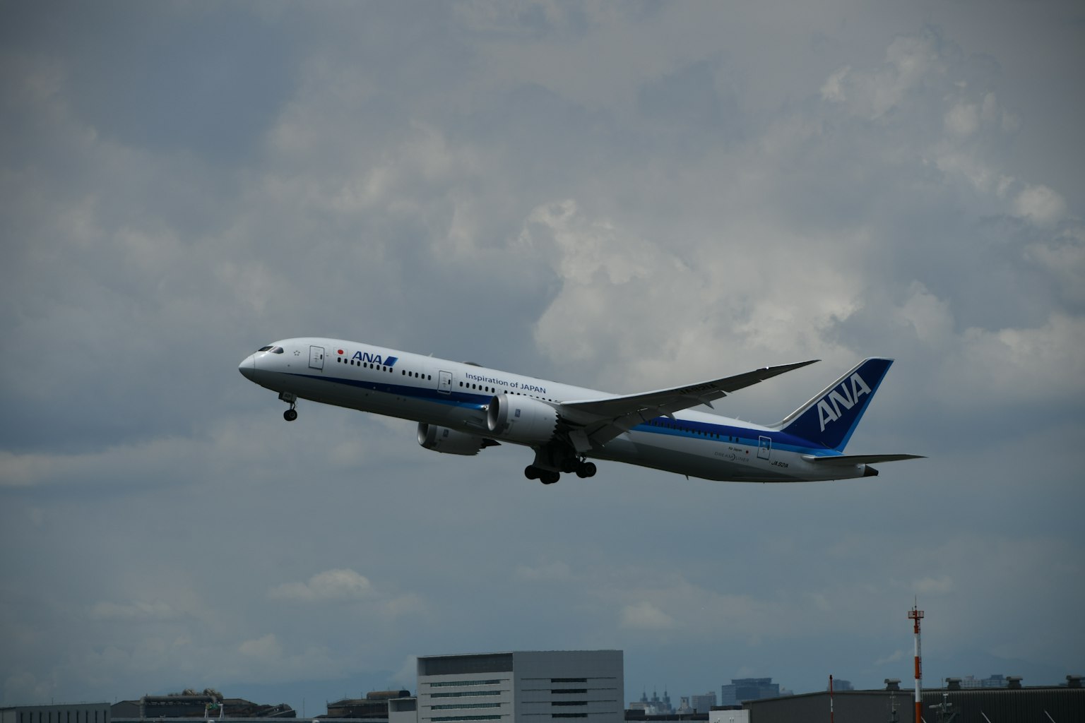 Pesawat lepas landas dengan desain garis biru