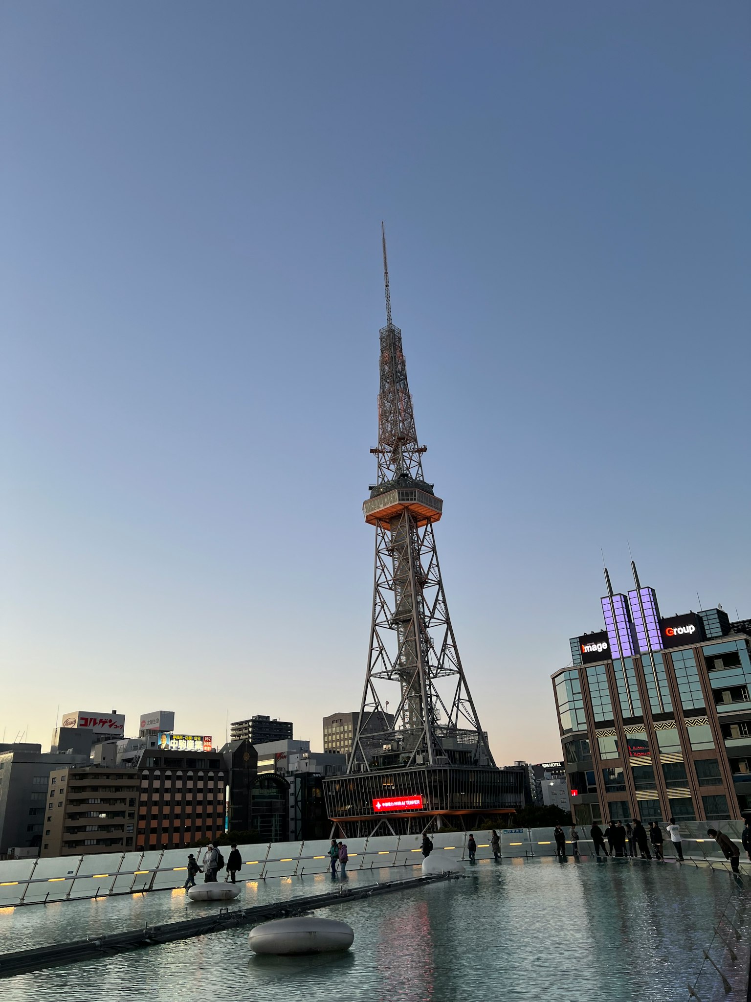 名古屋电视塔在黄昏的天空下屹立