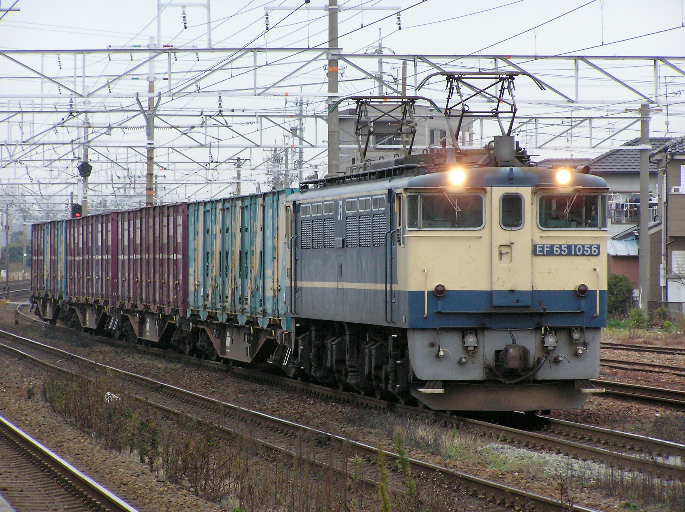 架線下を走る電気機関車と貨物列車のある鉄道風景