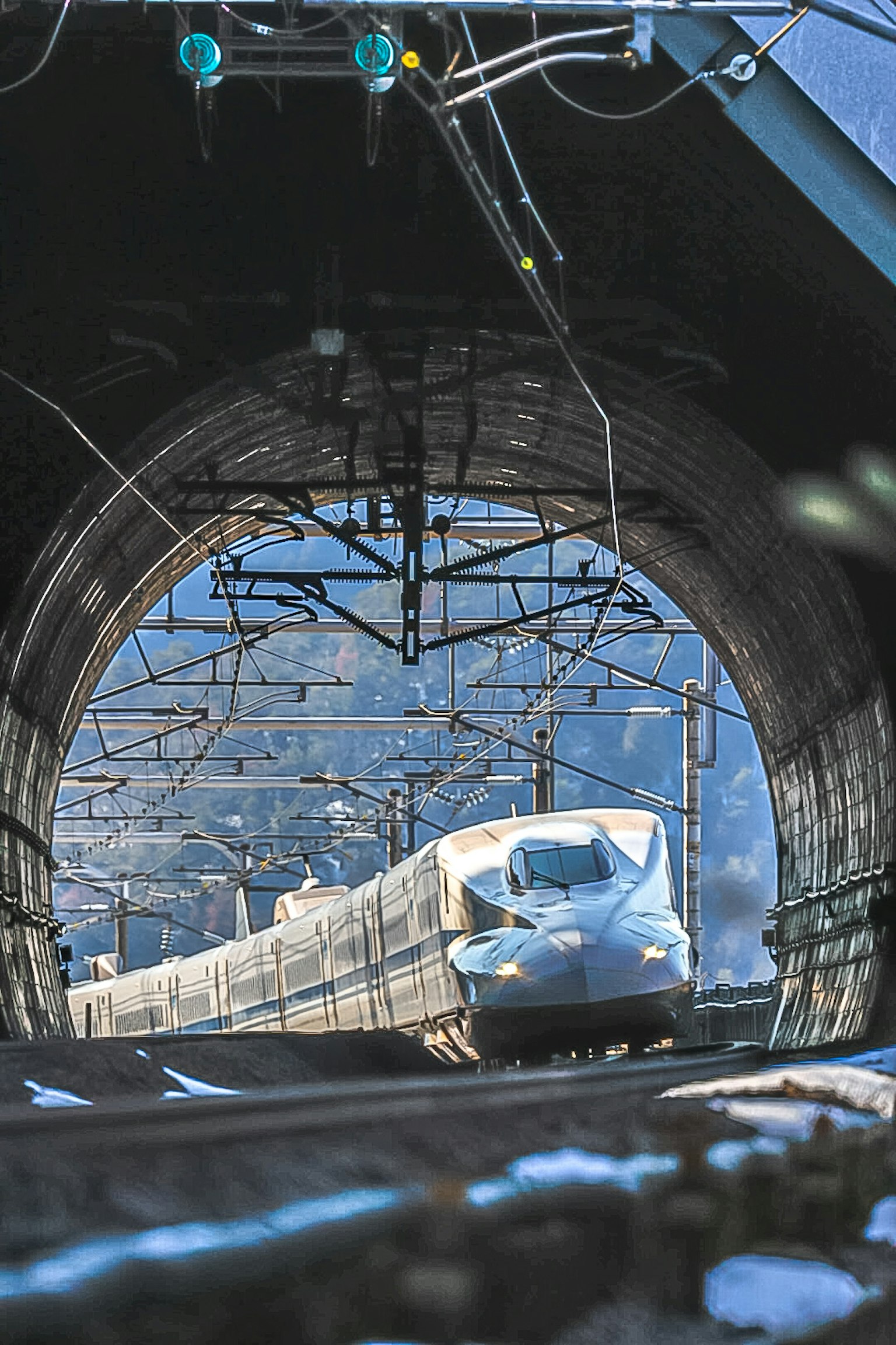 Tren Shinkansen saliendo de un túnel