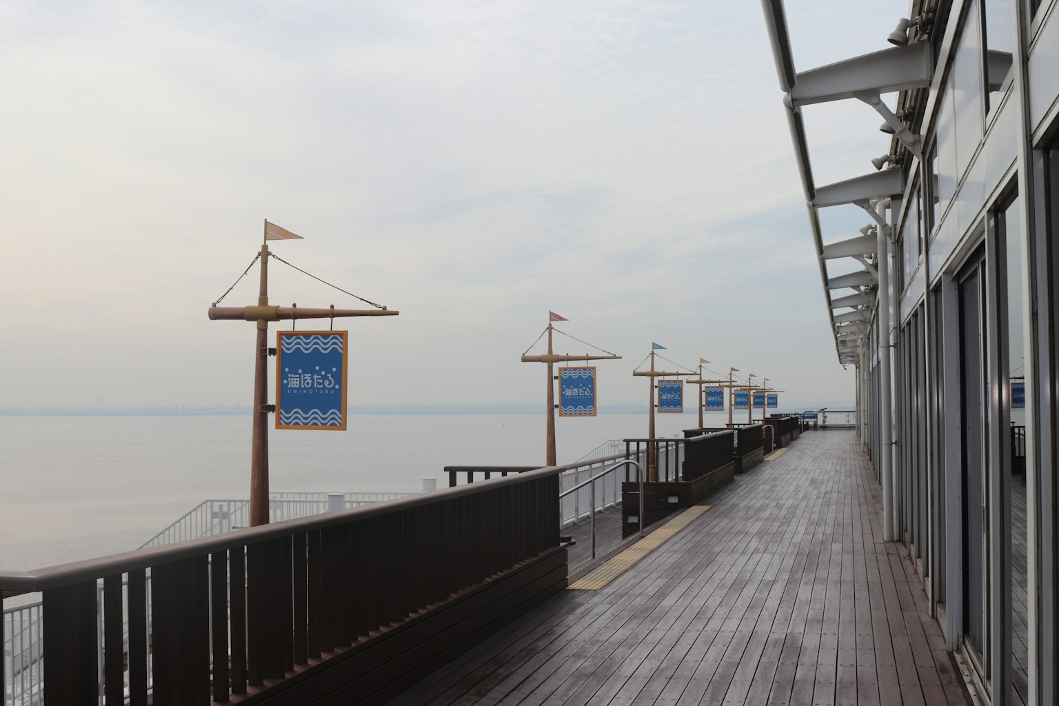 俯瞰海洋的甲板，带有标志和建筑物