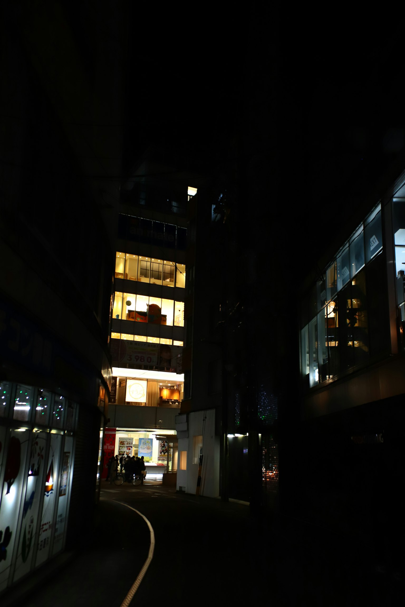 夜间狭窄街道上的照明建筑