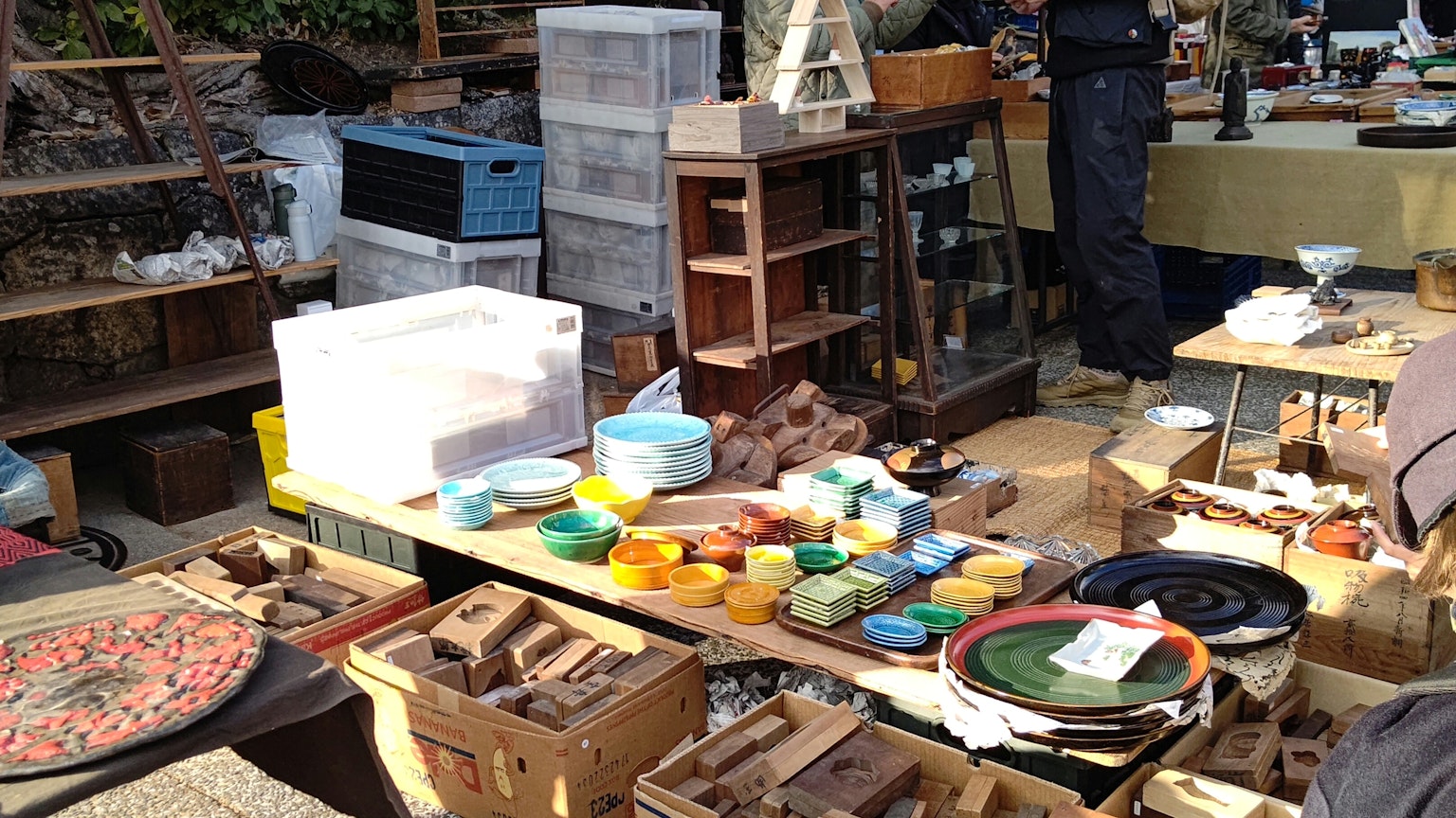 Una vivace scena di mercato con mobili vintage assortiti e piatti in ceramica colorata