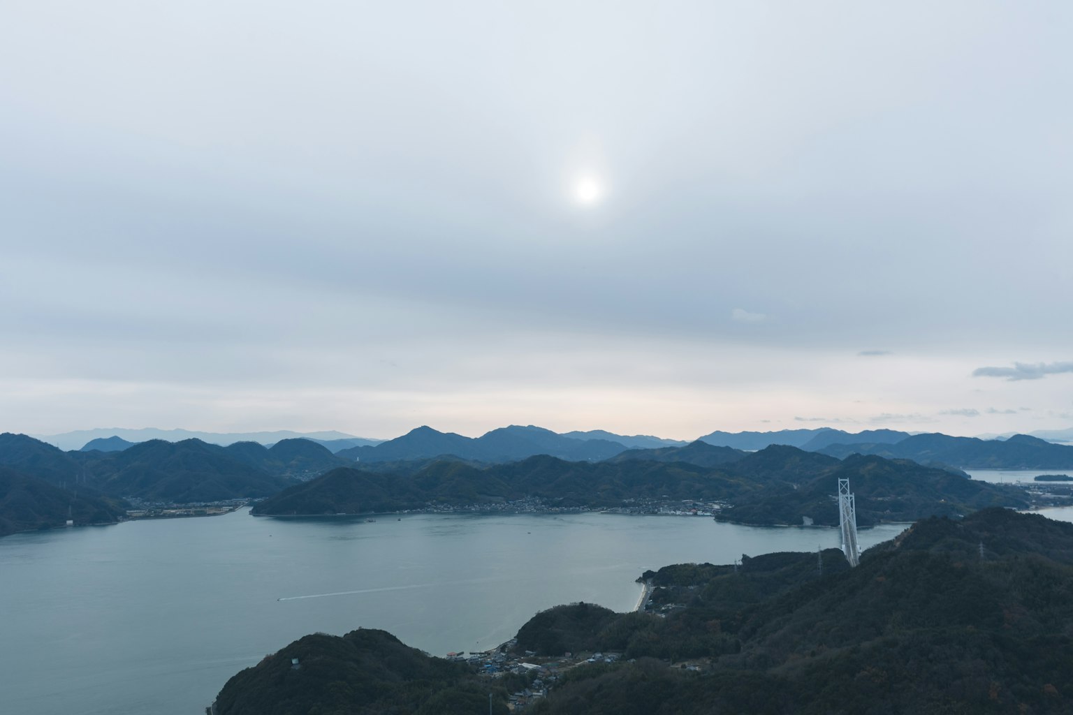 구름 낀 하늘 아래 산과 호수의 경치