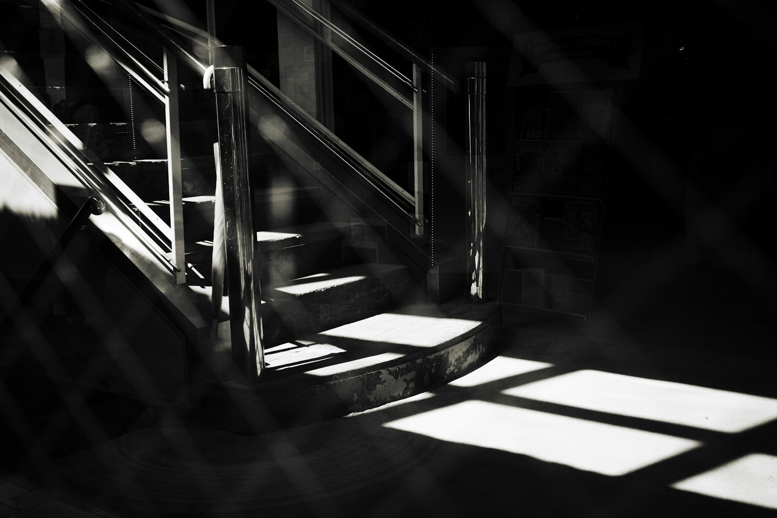 Monochrome Bild von Treppen mit sich kreuzenden Schatten