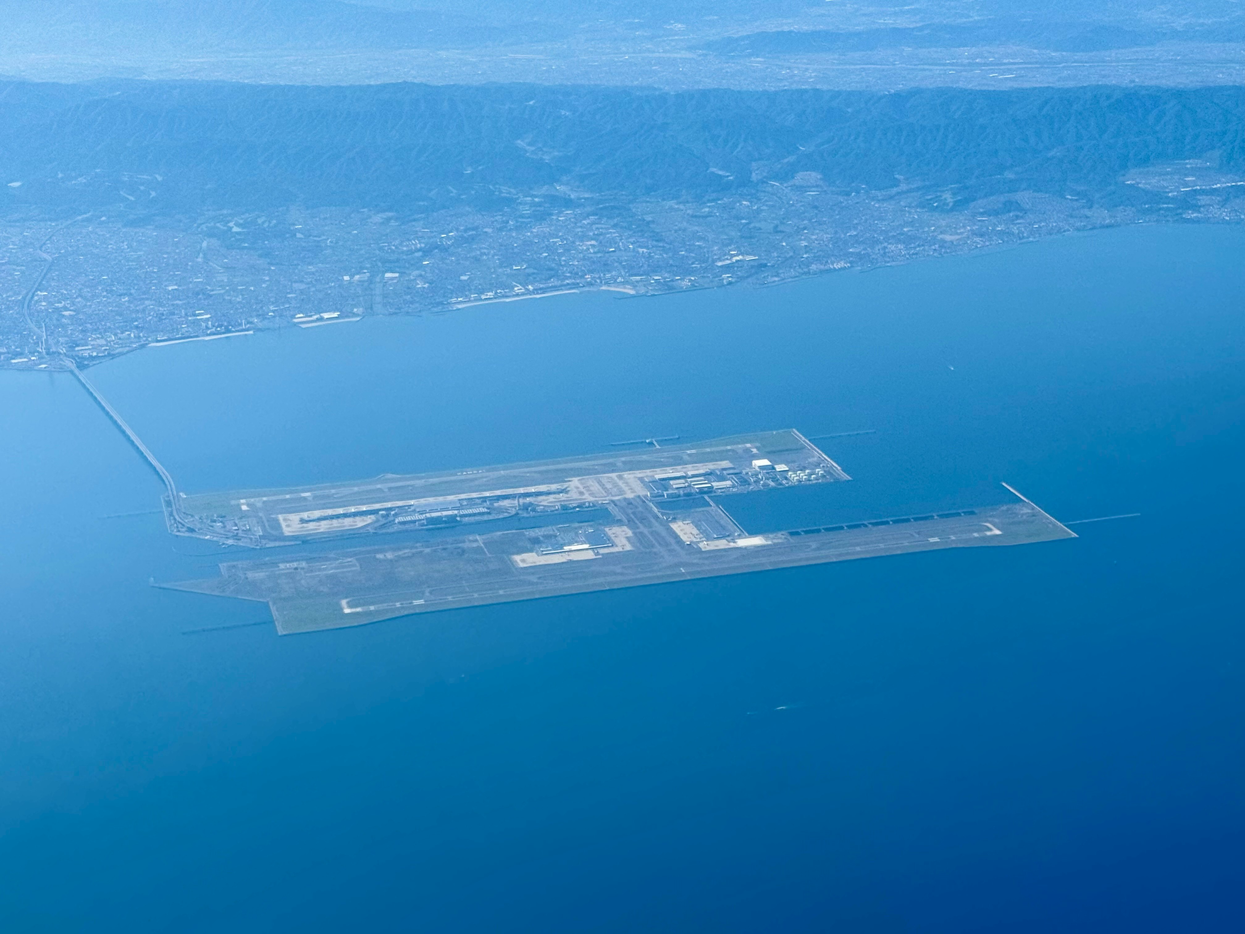Start- und Landebahn sowie Anlagen des Kansai International Airport über dem Meer