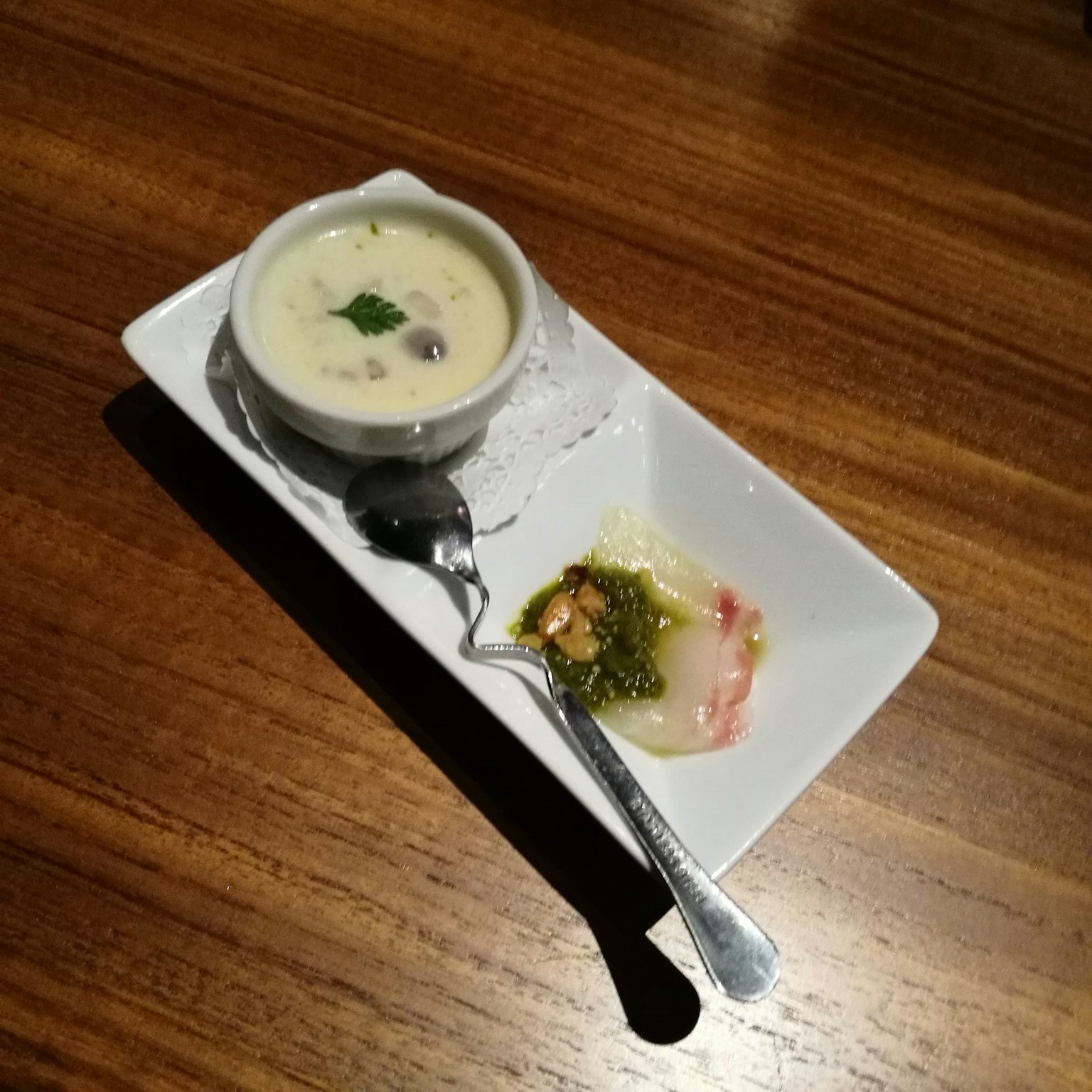 Puding krim dengan saus buah