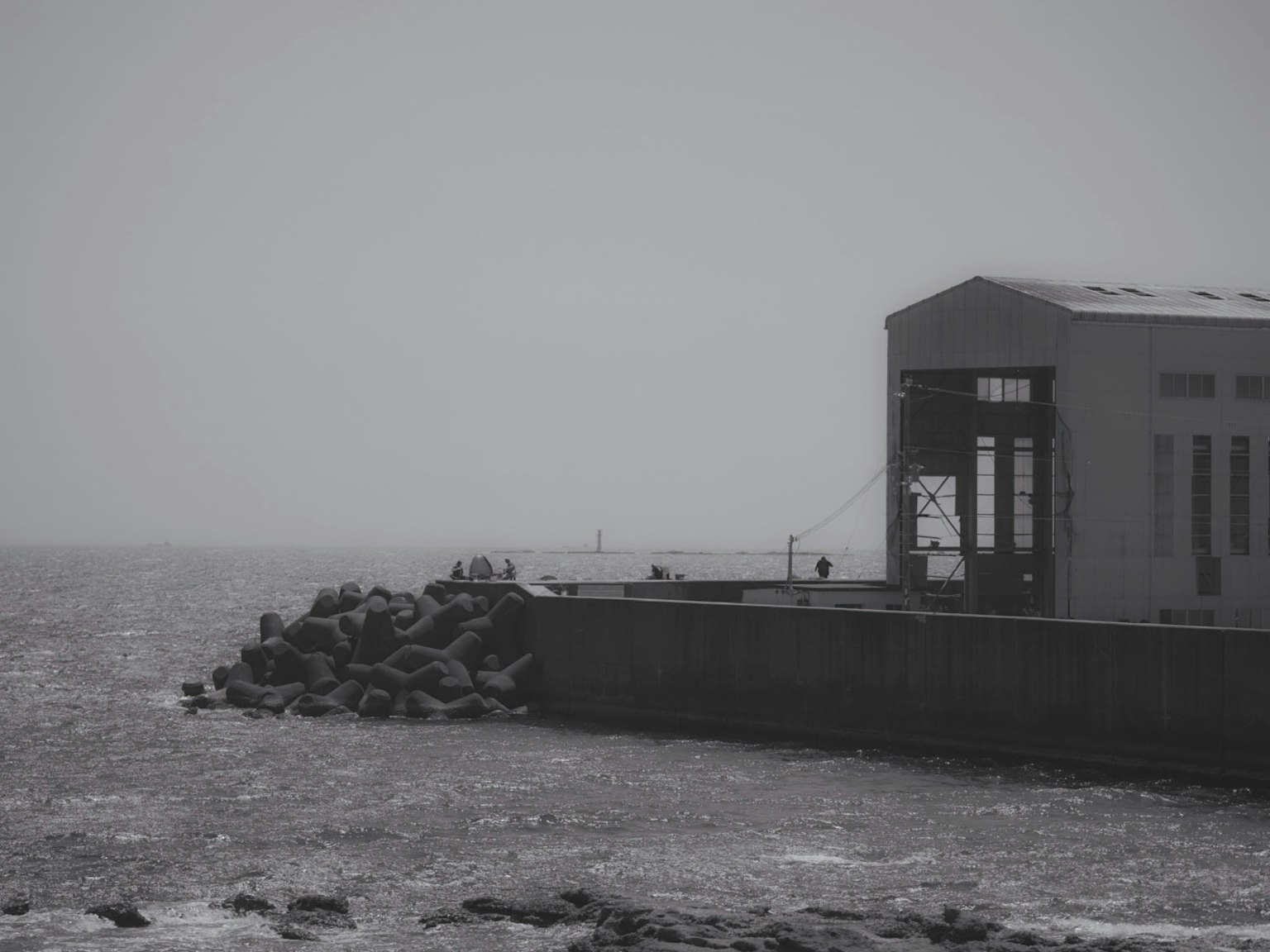 Altes Gebäude mit Blick auf das Meer und felsiger Küste