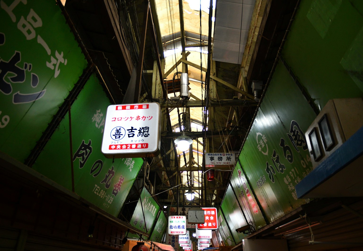 室内市场的视角，绿色墙壁和悬挂的标志
