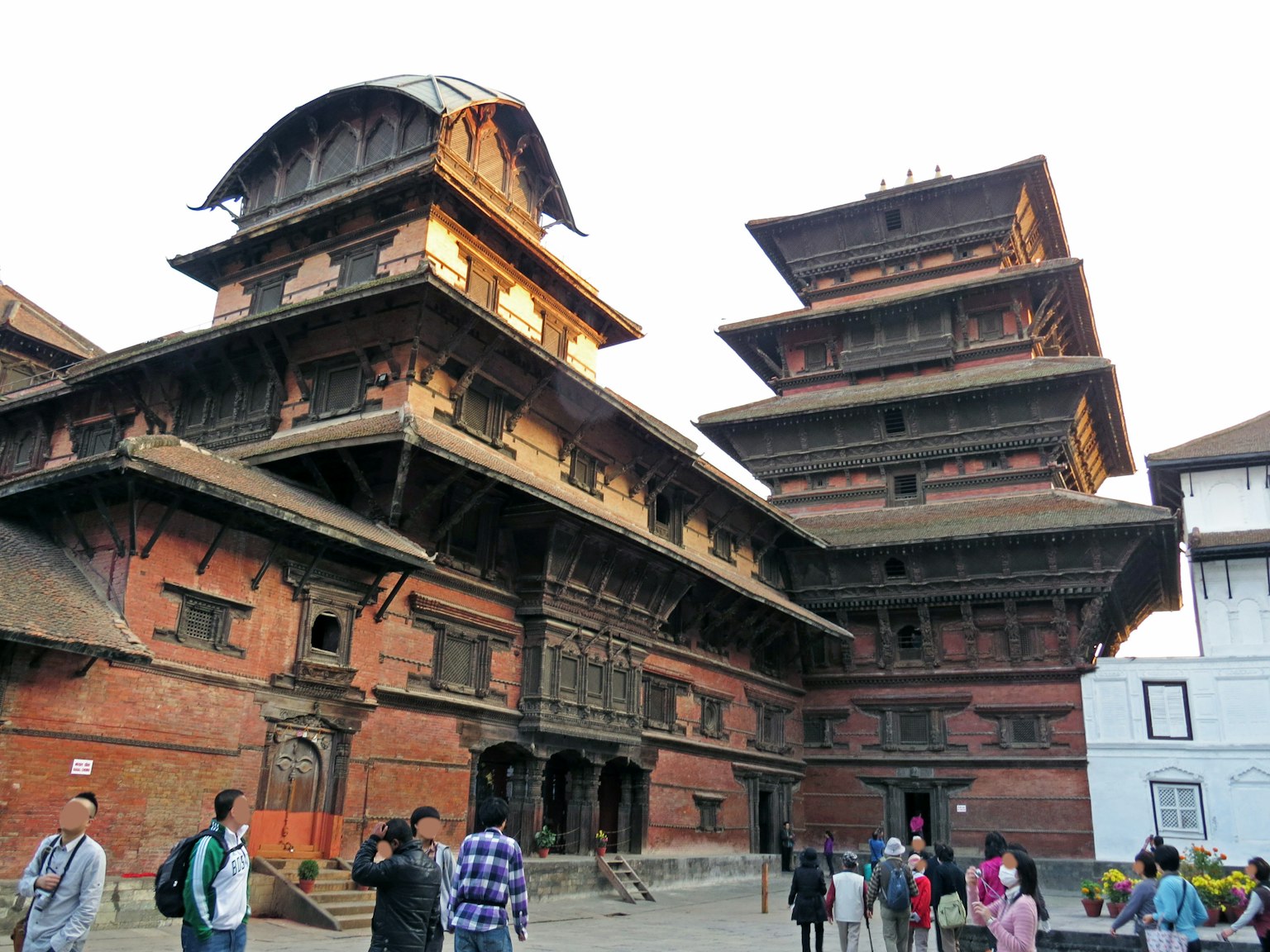 Architecture népalaise traditionnelle à Durbar Square avec des détails en bois complexes