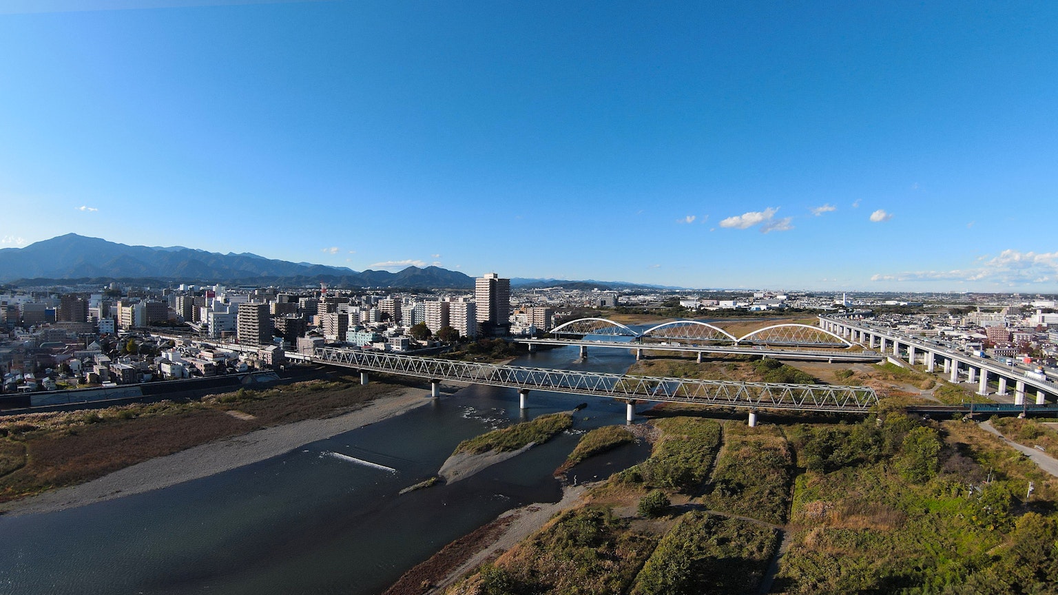 城市的全景，河流和桥梁