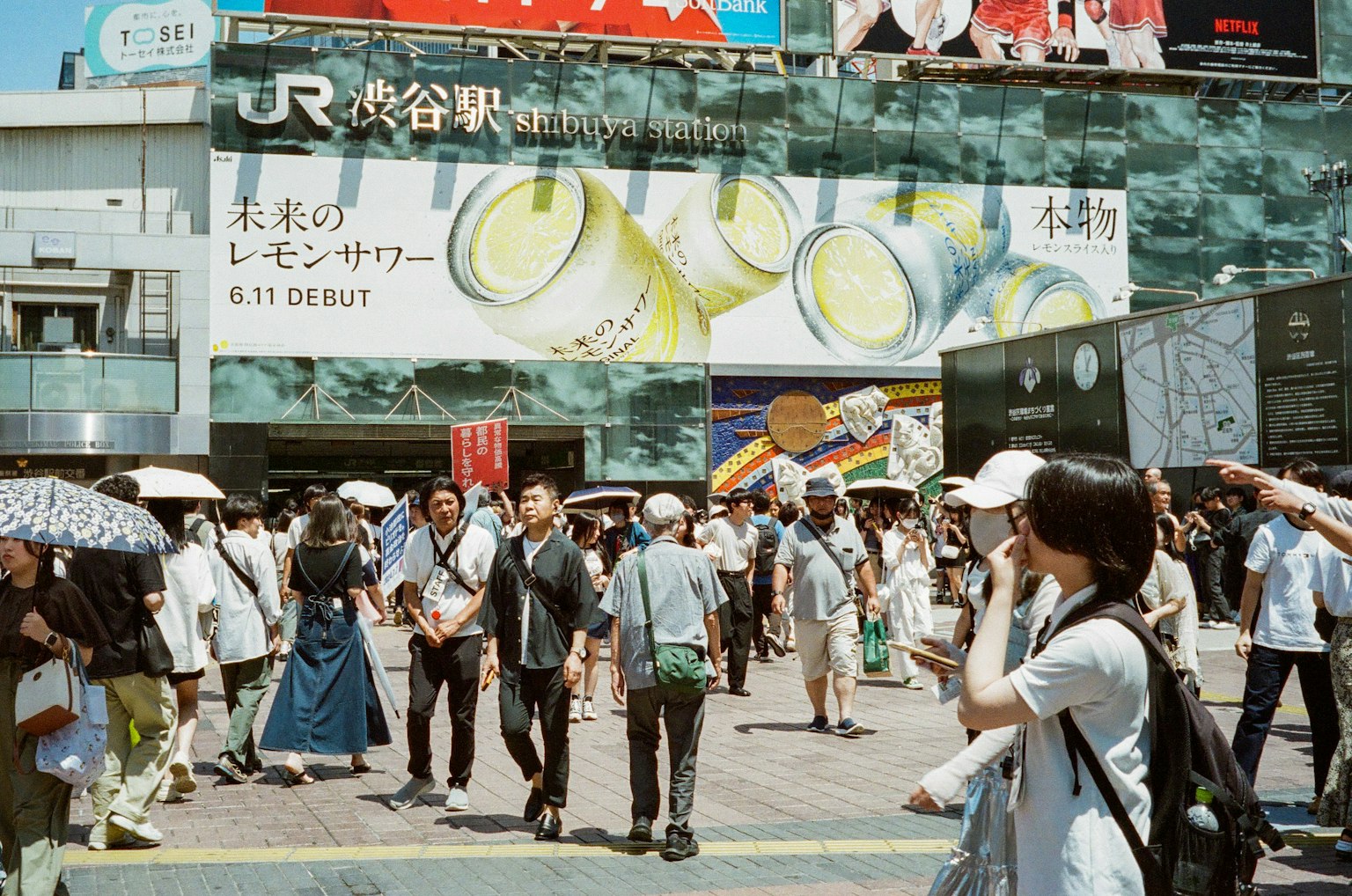 人群在涩谷车站前行走