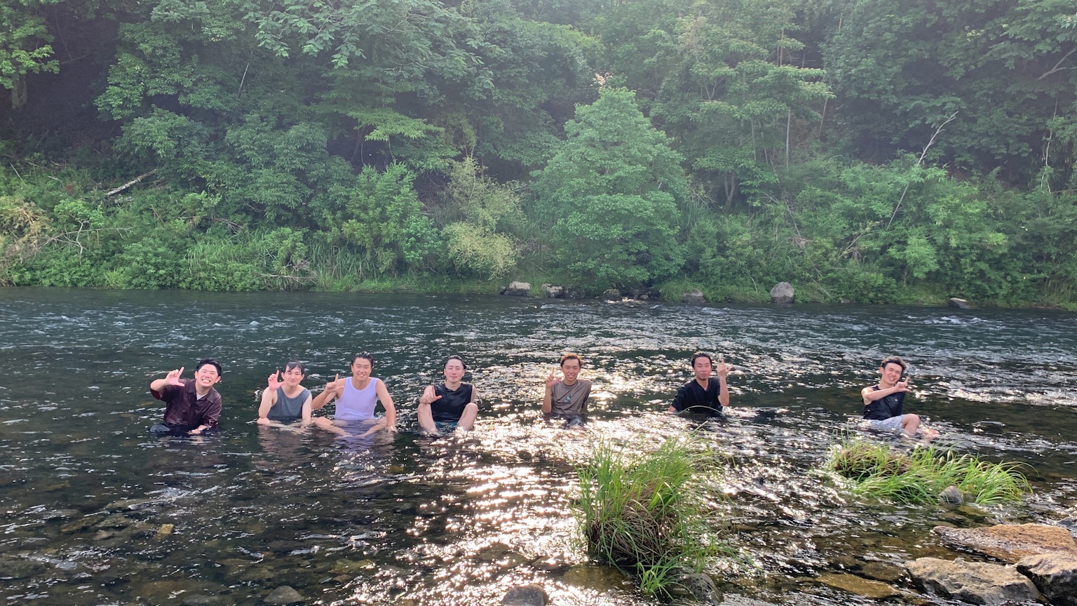 Persone che si divertono nel fiume e nella natura circostante