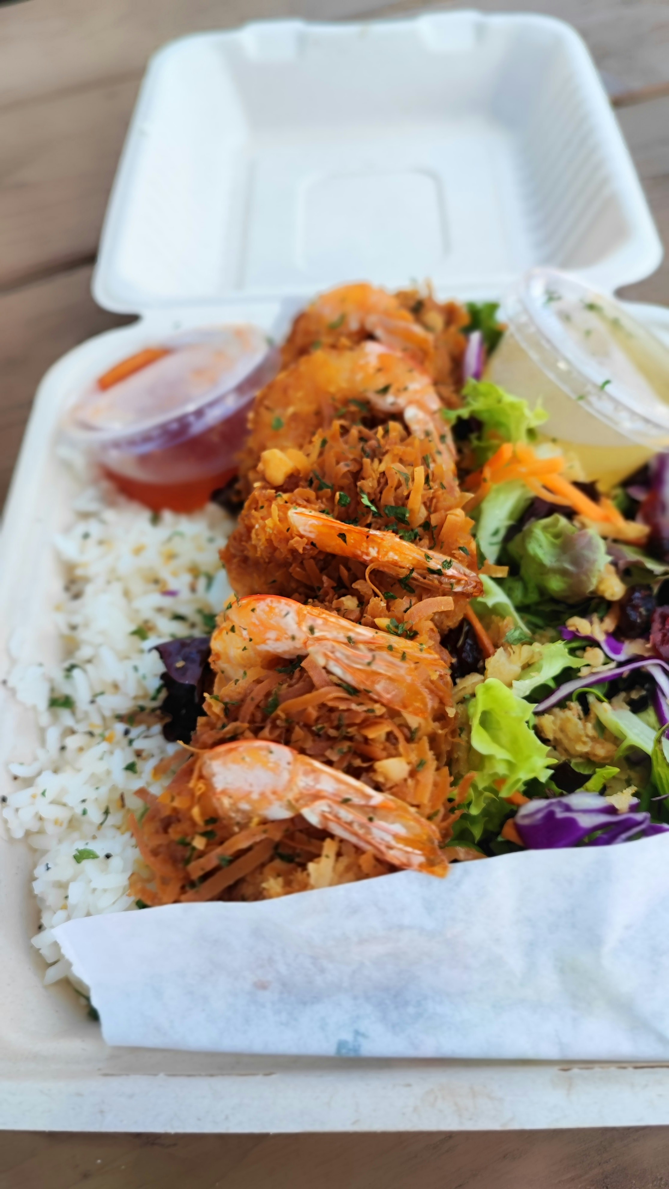bol salade au poulet et au riz dans un contenant en papier