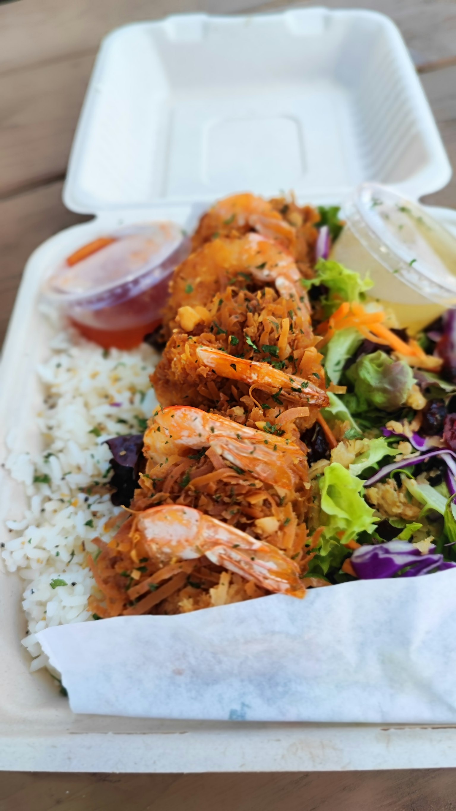 Hộp mang đi với tôm chiên và salad