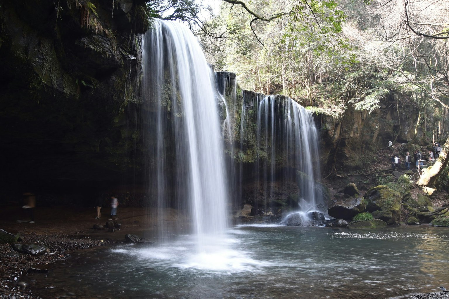 Bellissimo paesaggio con una cascata limpida che si versa in una piscina serena