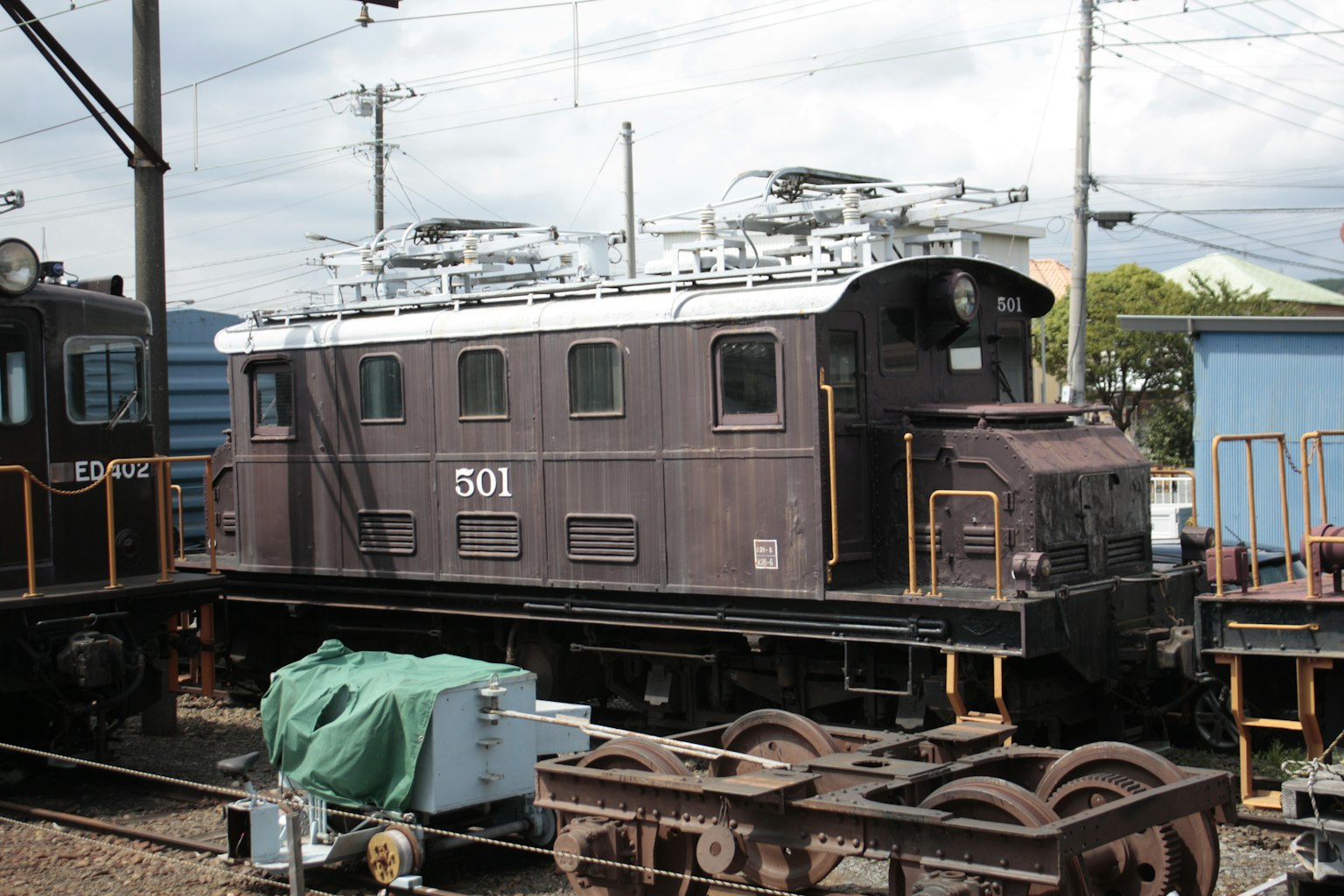 Alte elektrische Lokomotive 501 im Güterbahnhof abgestellt